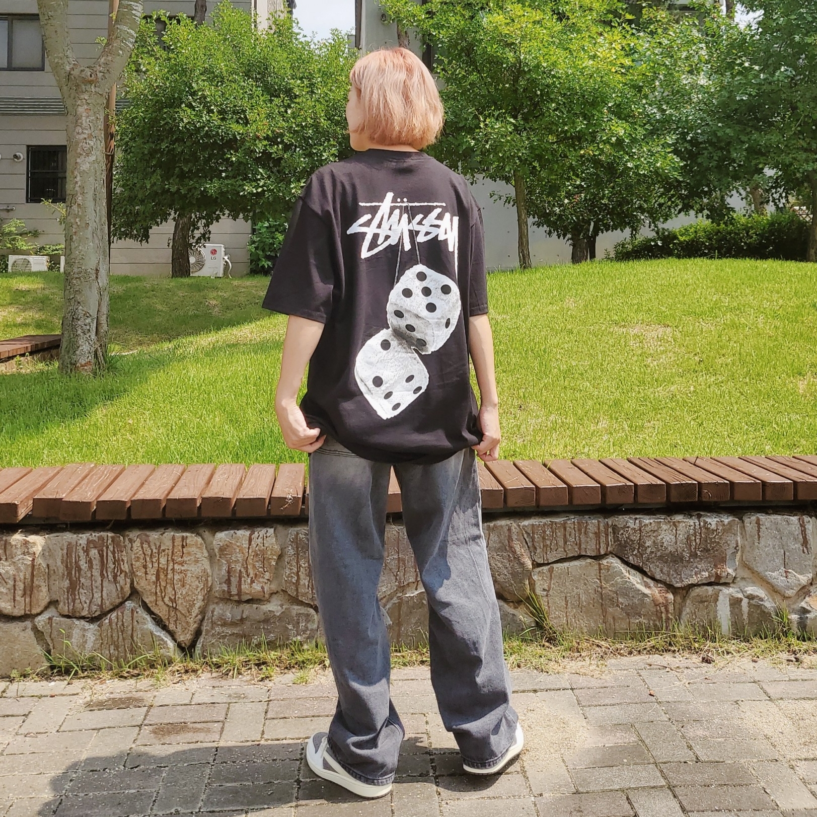 Stussy Fuzzy Dice T-Shirt Black, Jordan 1 x Travis Scott Retro Low OG SP Sail and Ridgerock 착용 스타일 - 2