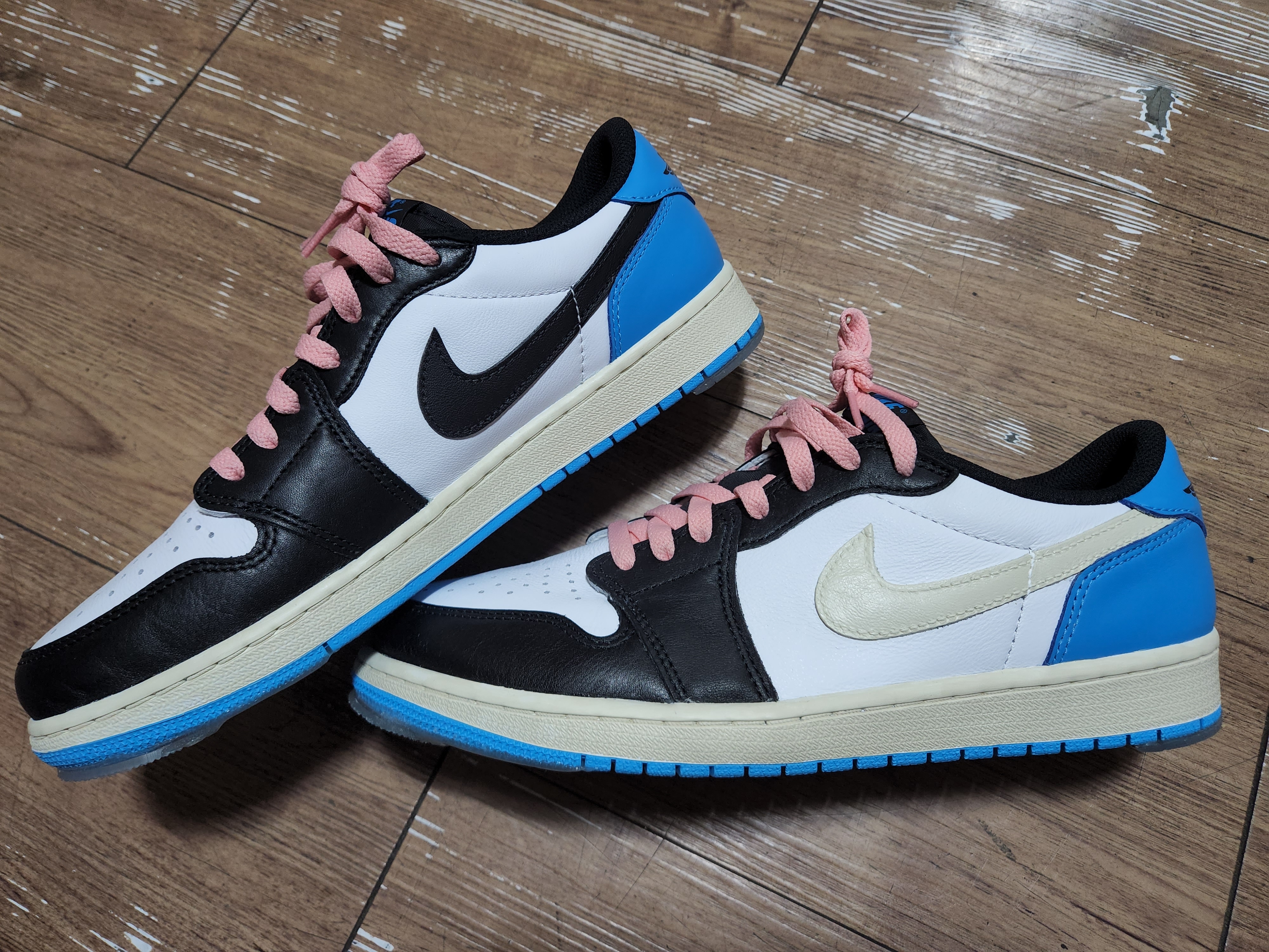 Jordan 1 Retro Low OG Black and Dark Powder Blue 착용 스타일 - 3