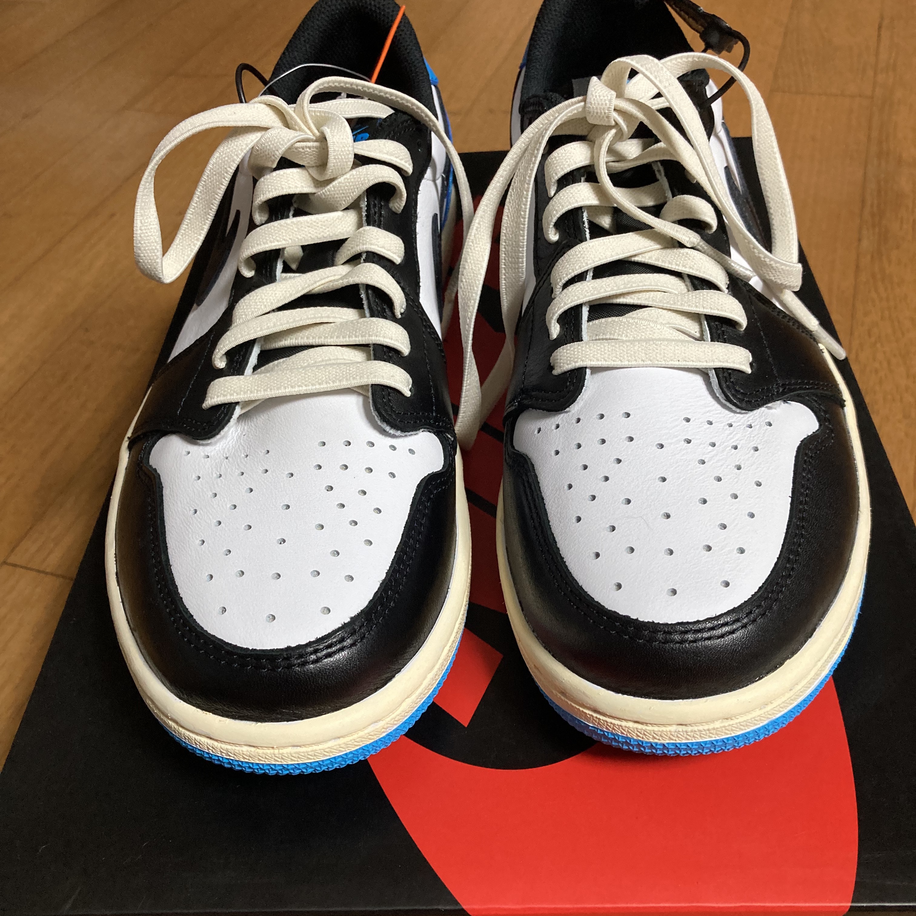 Jordan 1 Retro Low OG Black and Dark Powder Blue 착용 스타일 - 2