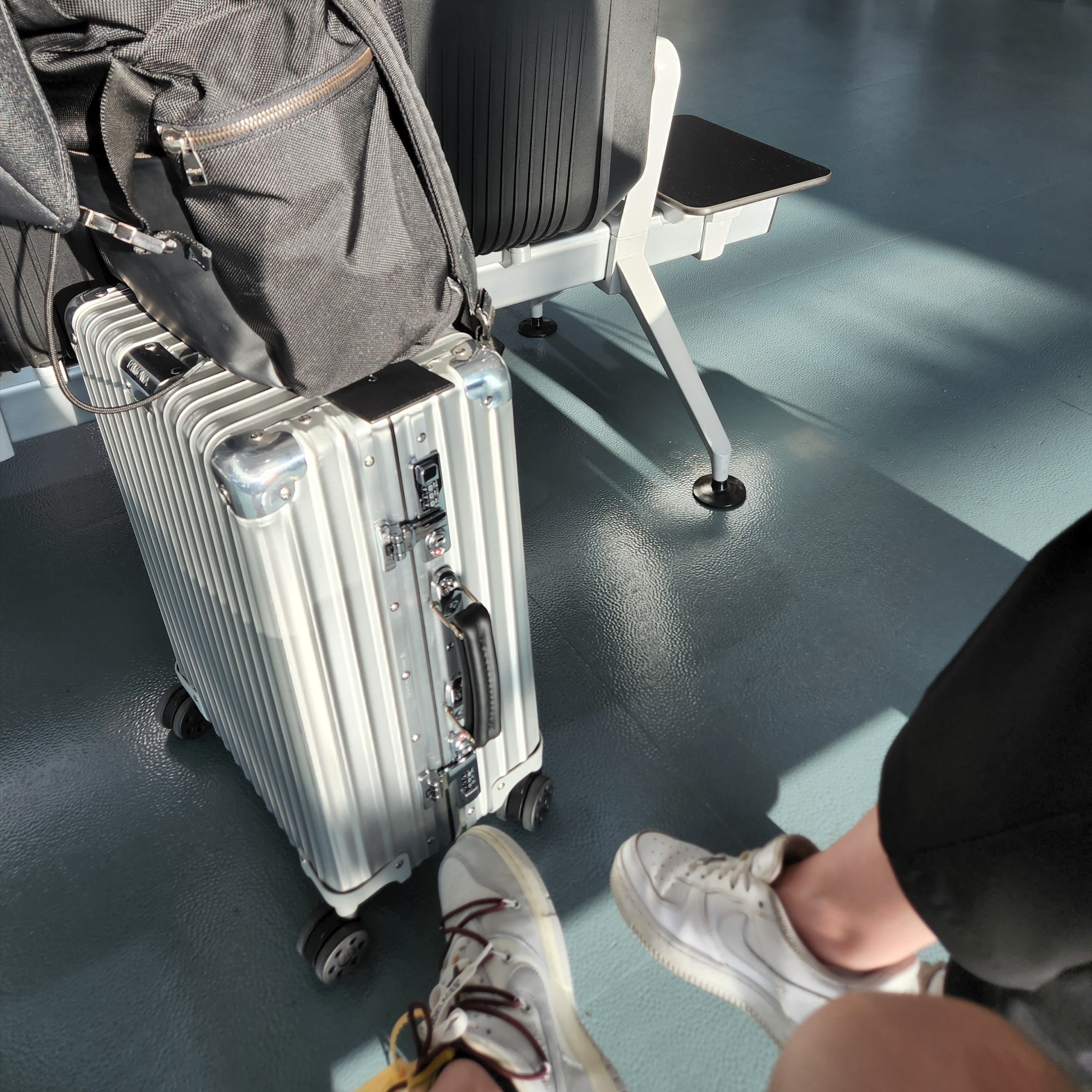 Rimowa x Dior Cabin Suitcase Aluminium Gradient Blue Dior Oblique, Nike x Off-White Dunk Low The 50 - Lot 46 착용 스타일