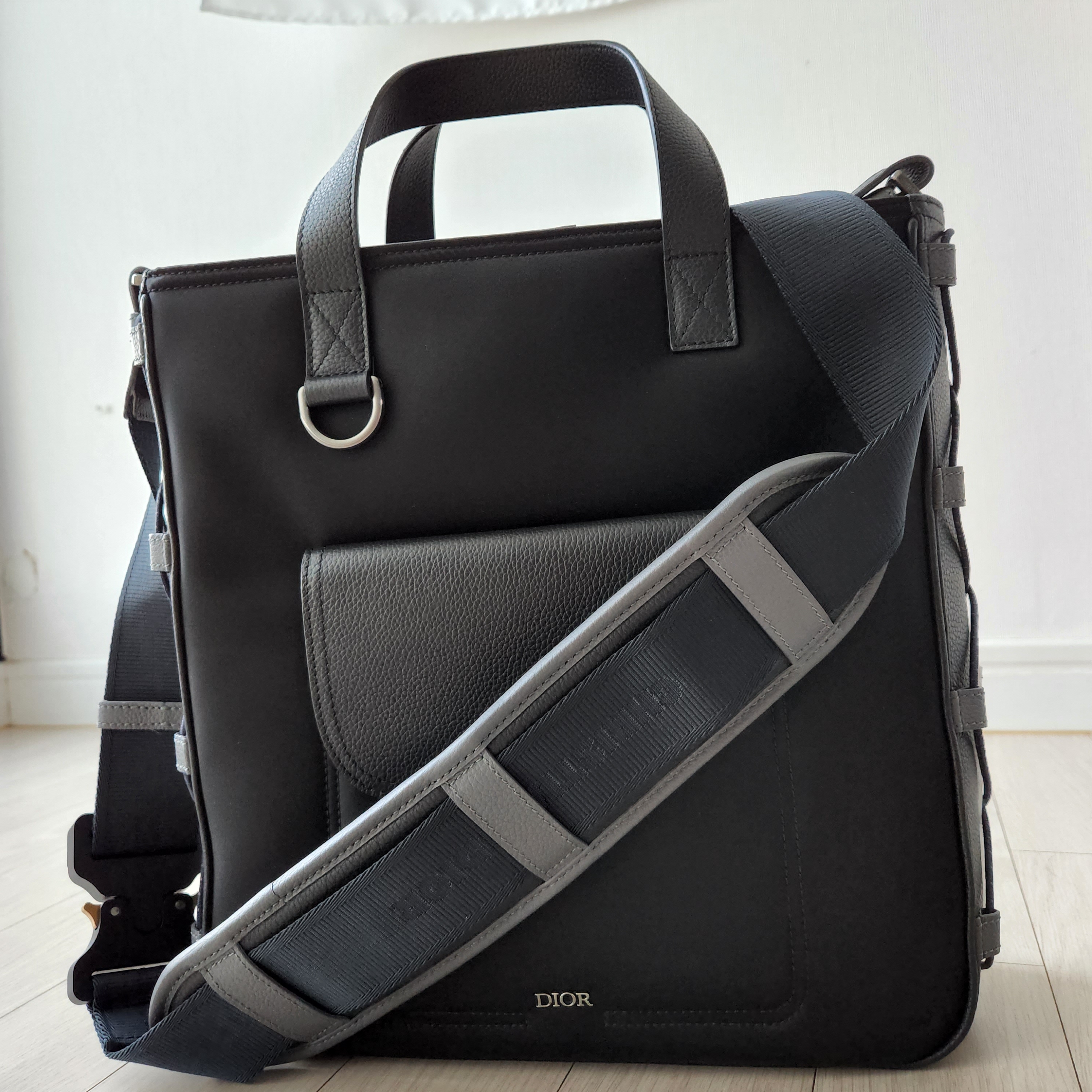Dior x Sacai Saddle Shoulder Strap Tote Bag Black 착용 스타일 - 2