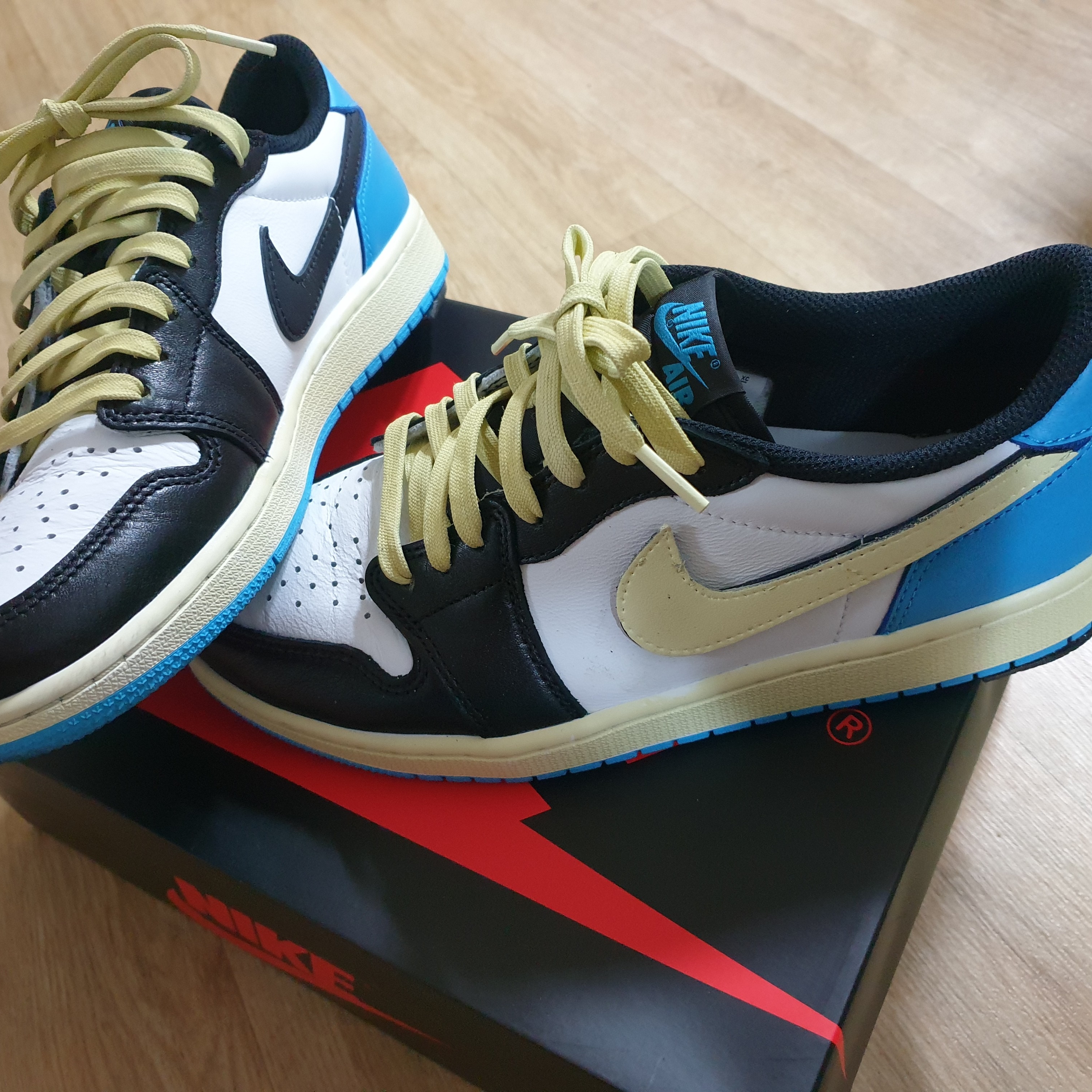 Jordan 1 Retro Low OG Black and Dark Powder Blue 착용 스타일