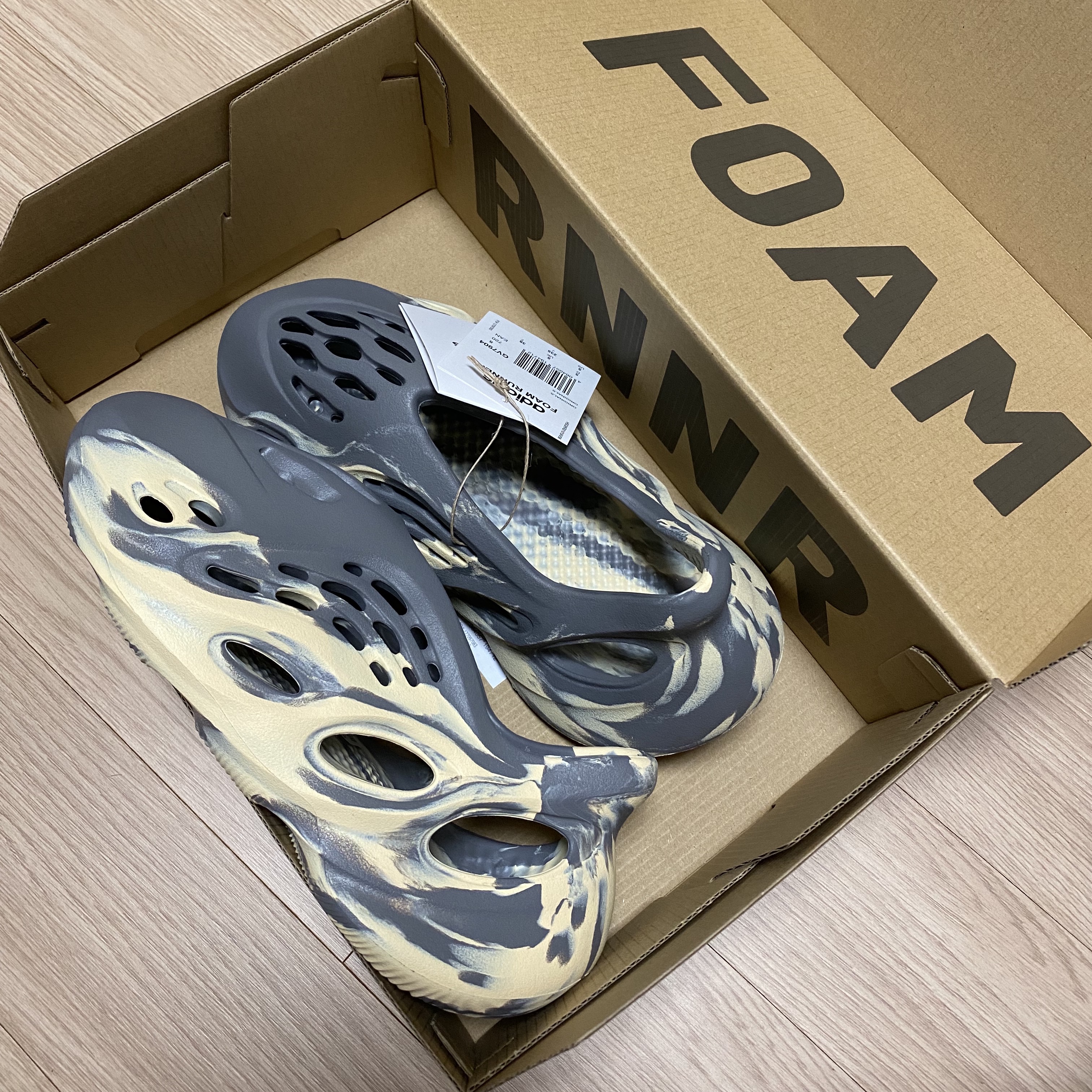 Adidas Yeezy Foam RNNR MXT Moon Gray 착용 스타일