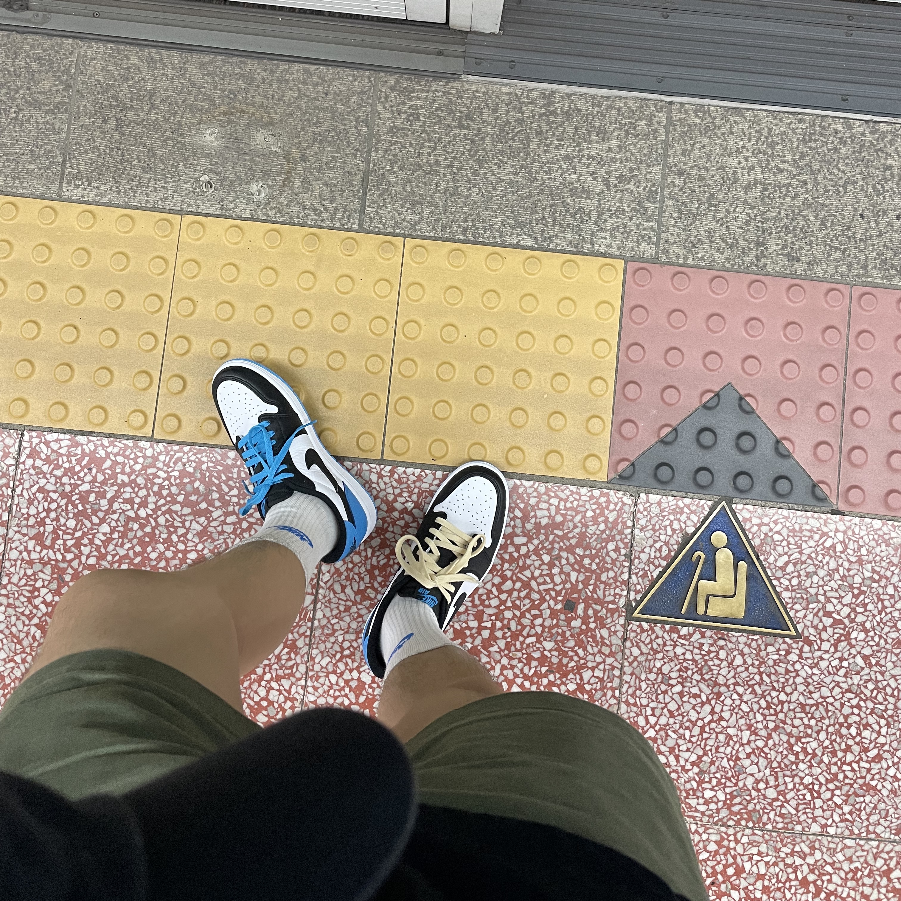 Jordan 1 Retro Low OG Black and Dark Powder Blue 착용 스타일 - 1