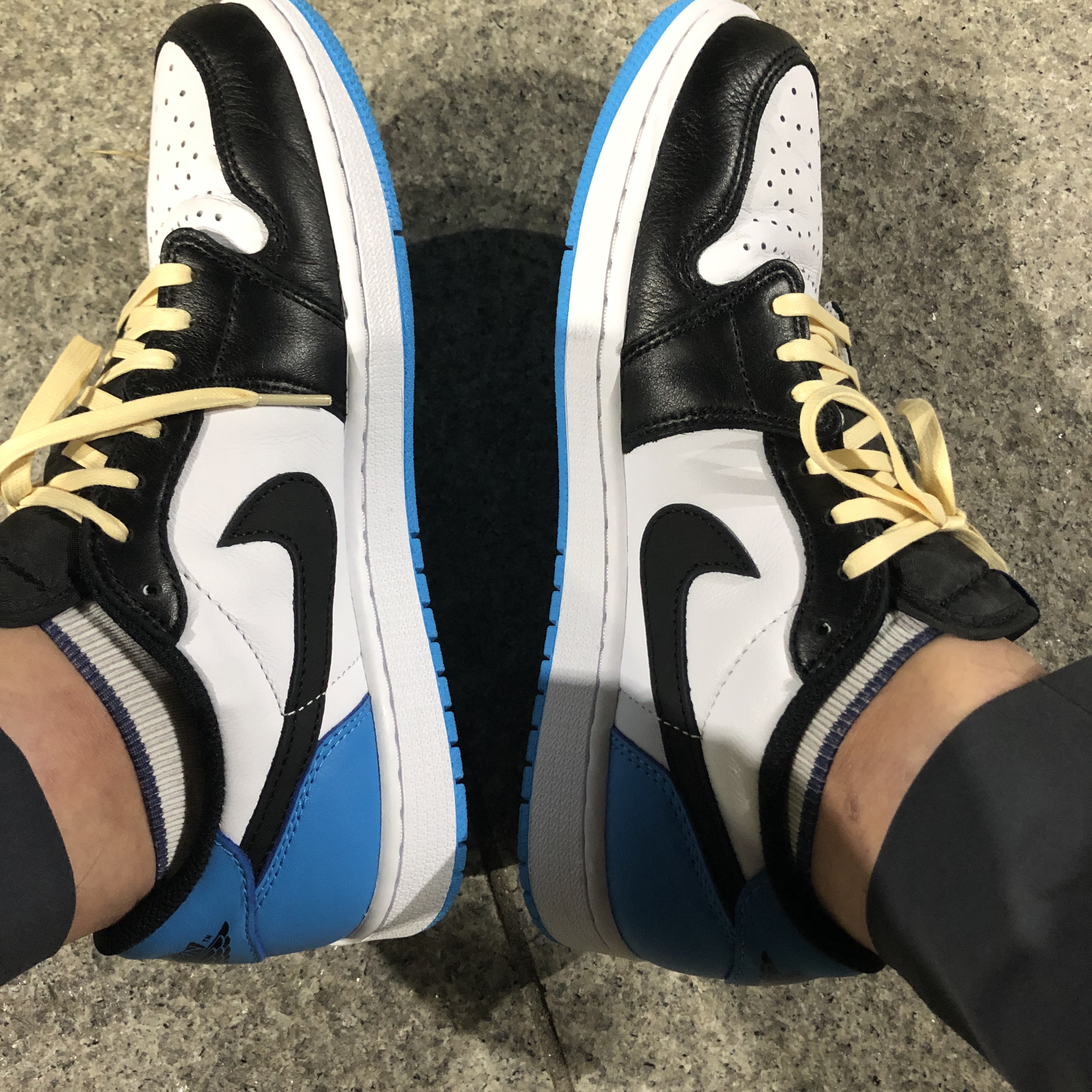 Jordan 1 Retro Low OG Black and Dark Powder Blue 착용 스타일 - 2