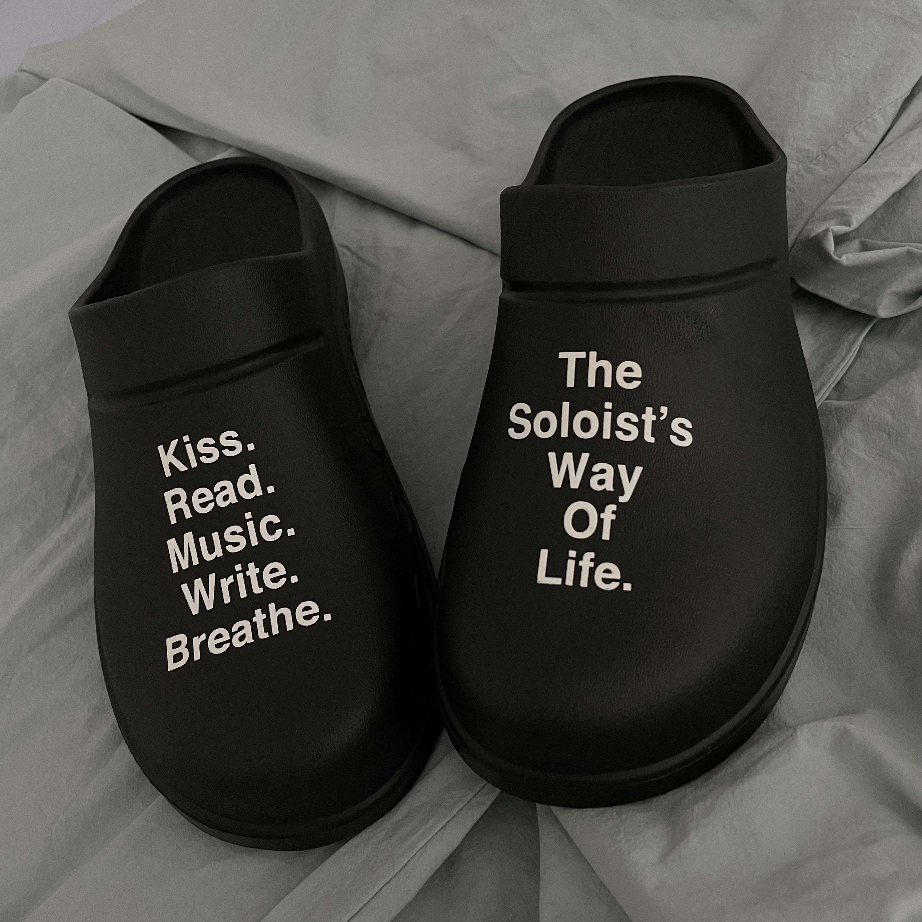 Oofos x Takahiromiyashita The Soloist The Soloist's Way Of Life Clog Black White 착용 스타일
