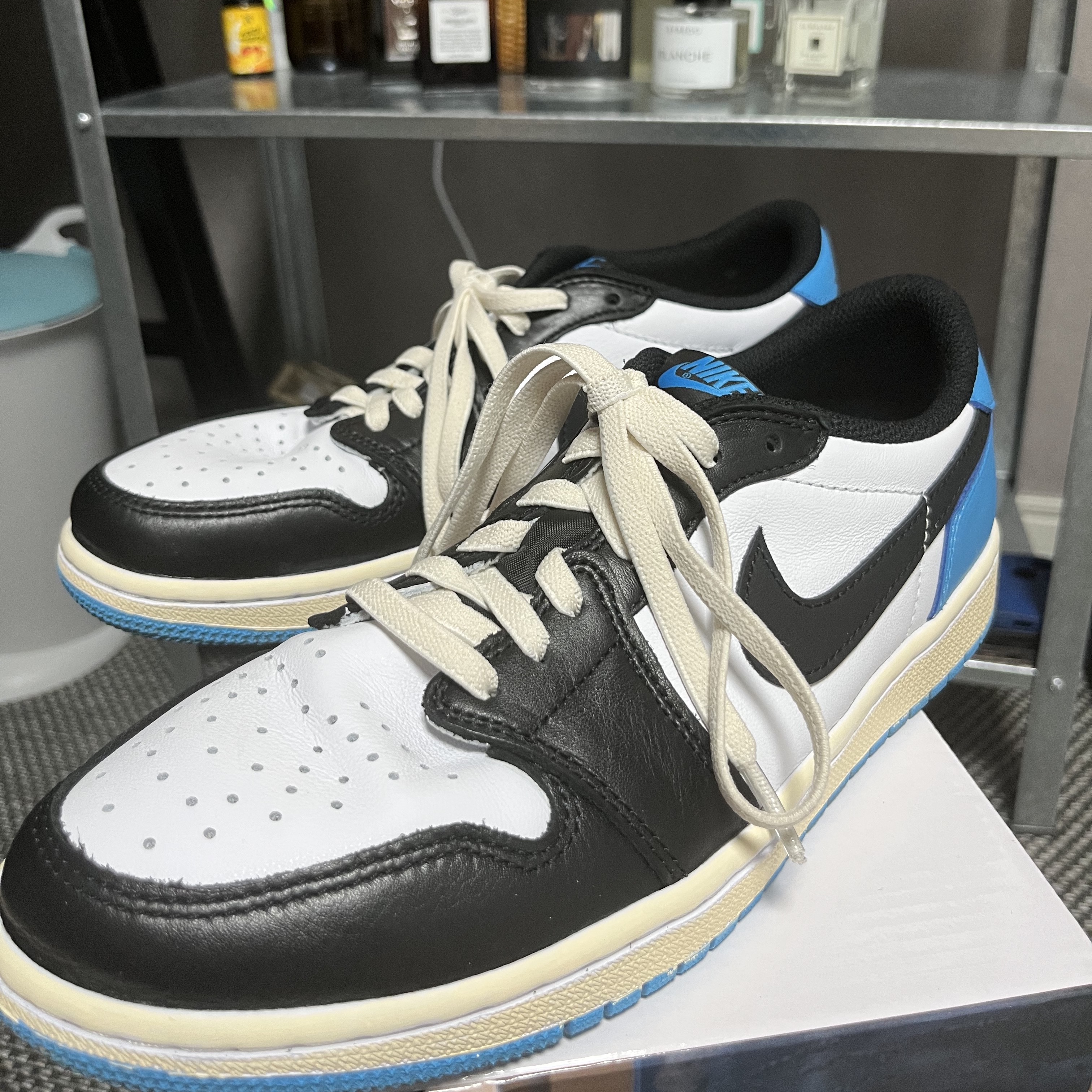 Jordan 1 Retro Low OG Black and Dark Powder Blue 착용 스타일