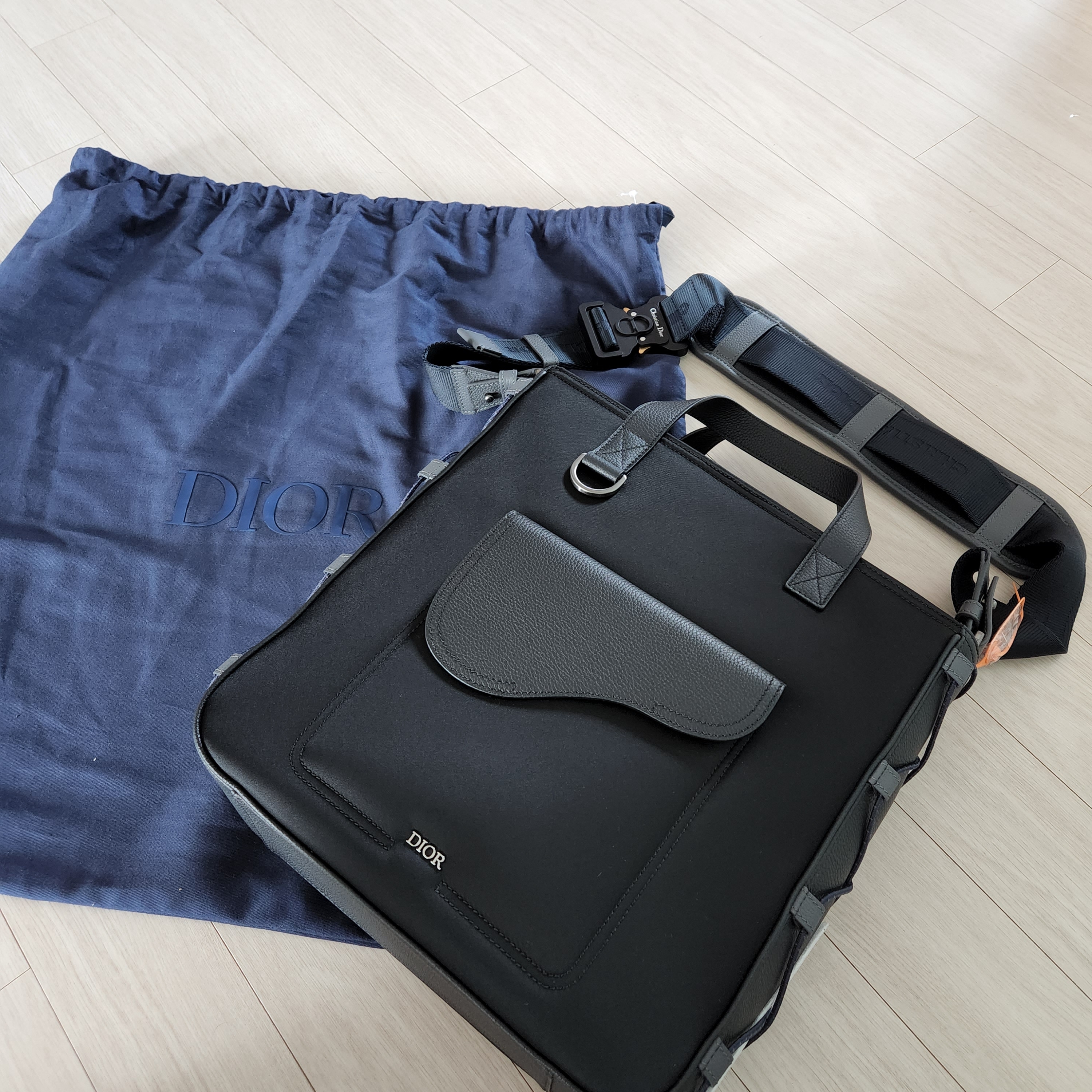 Dior x Sacai Saddle Shoulder Strap Tote Bag Black 착용 스타일 - 1
