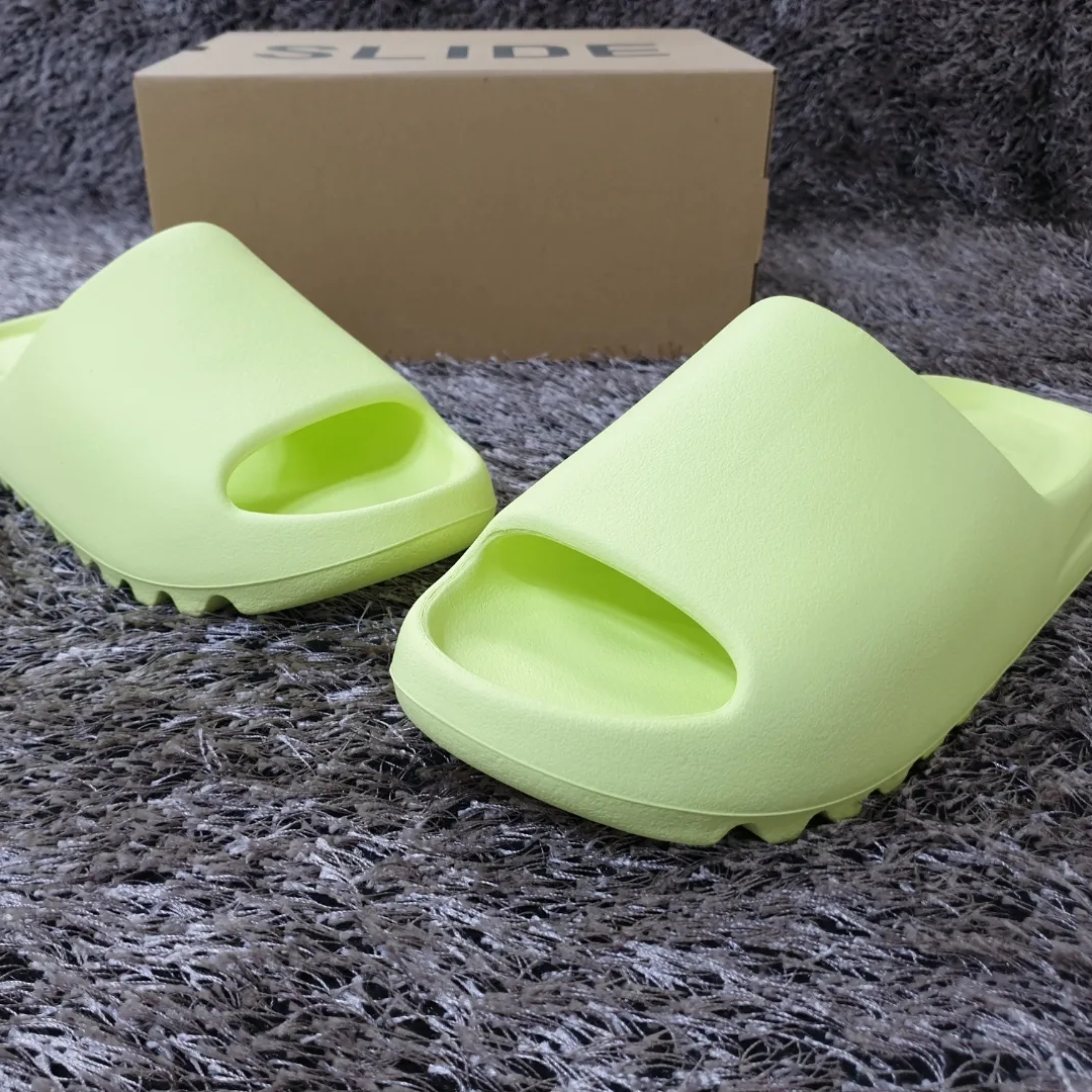 Adidas Yeezy Slide Glow Green 2022/2023 착용 스타일 - 2