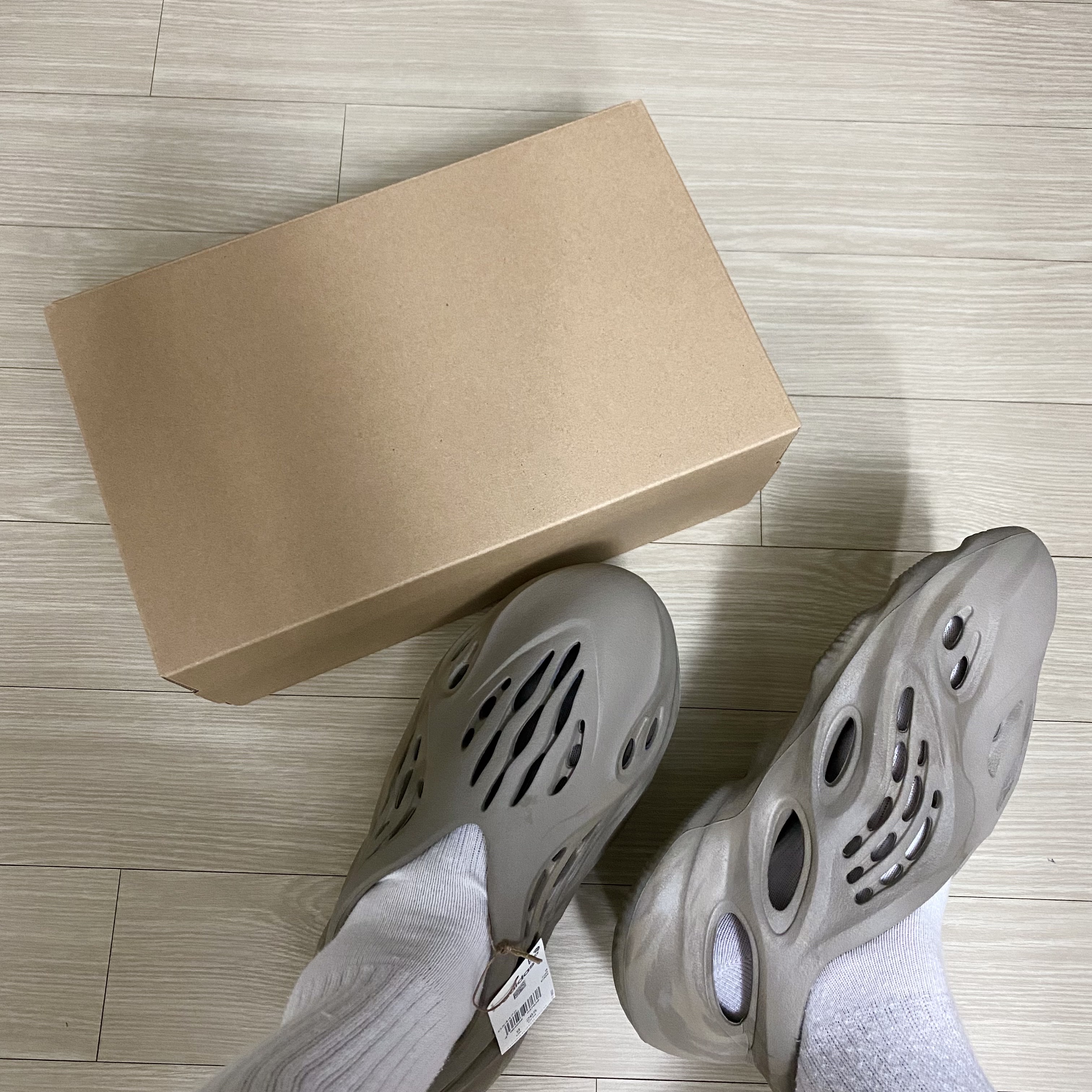Adidas Yeezy Foam RNNR Stone Sage 착용 스타일 - 1