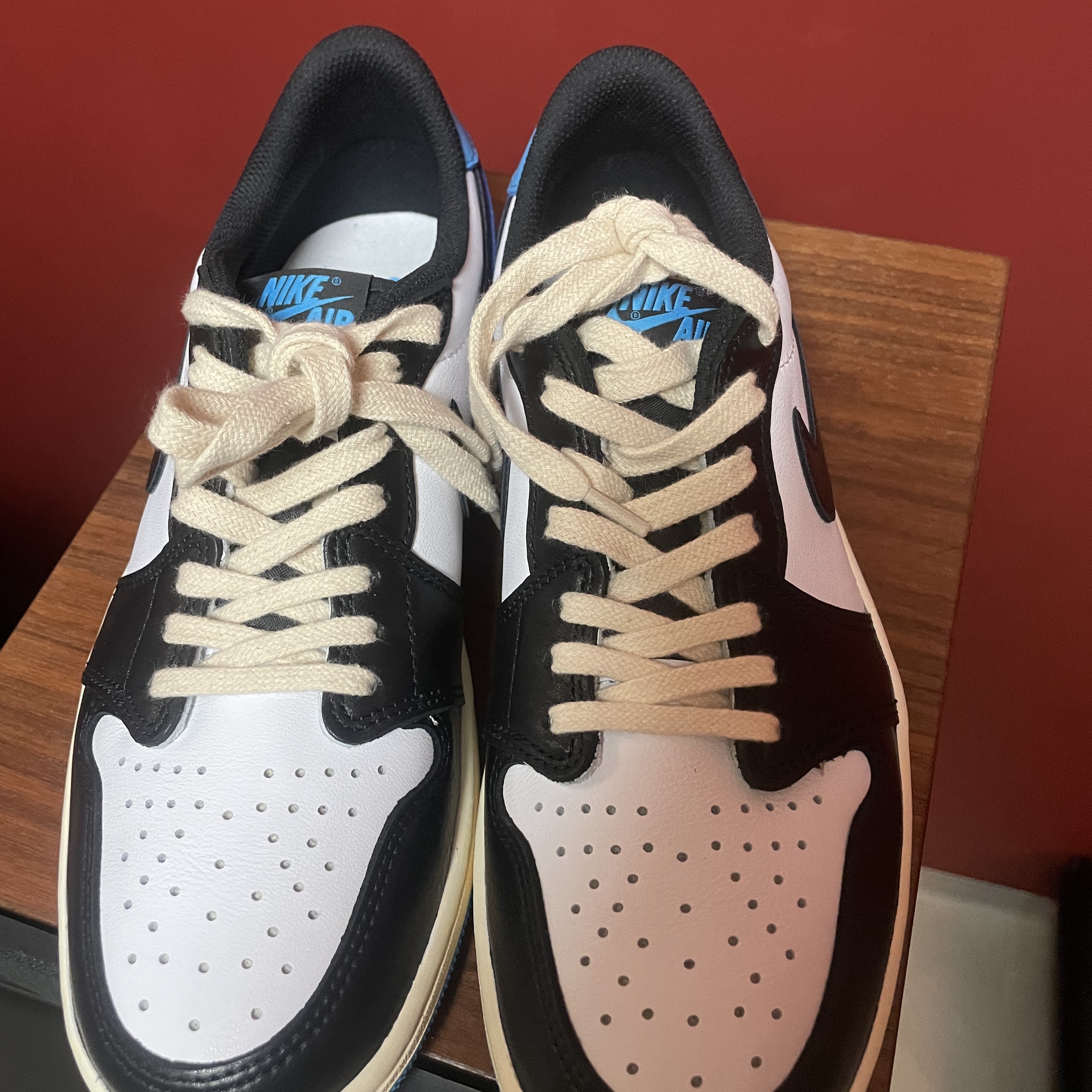 Jordan 1 Retro Low OG Black and Dark Powder Blue 착용 스타일 - 3