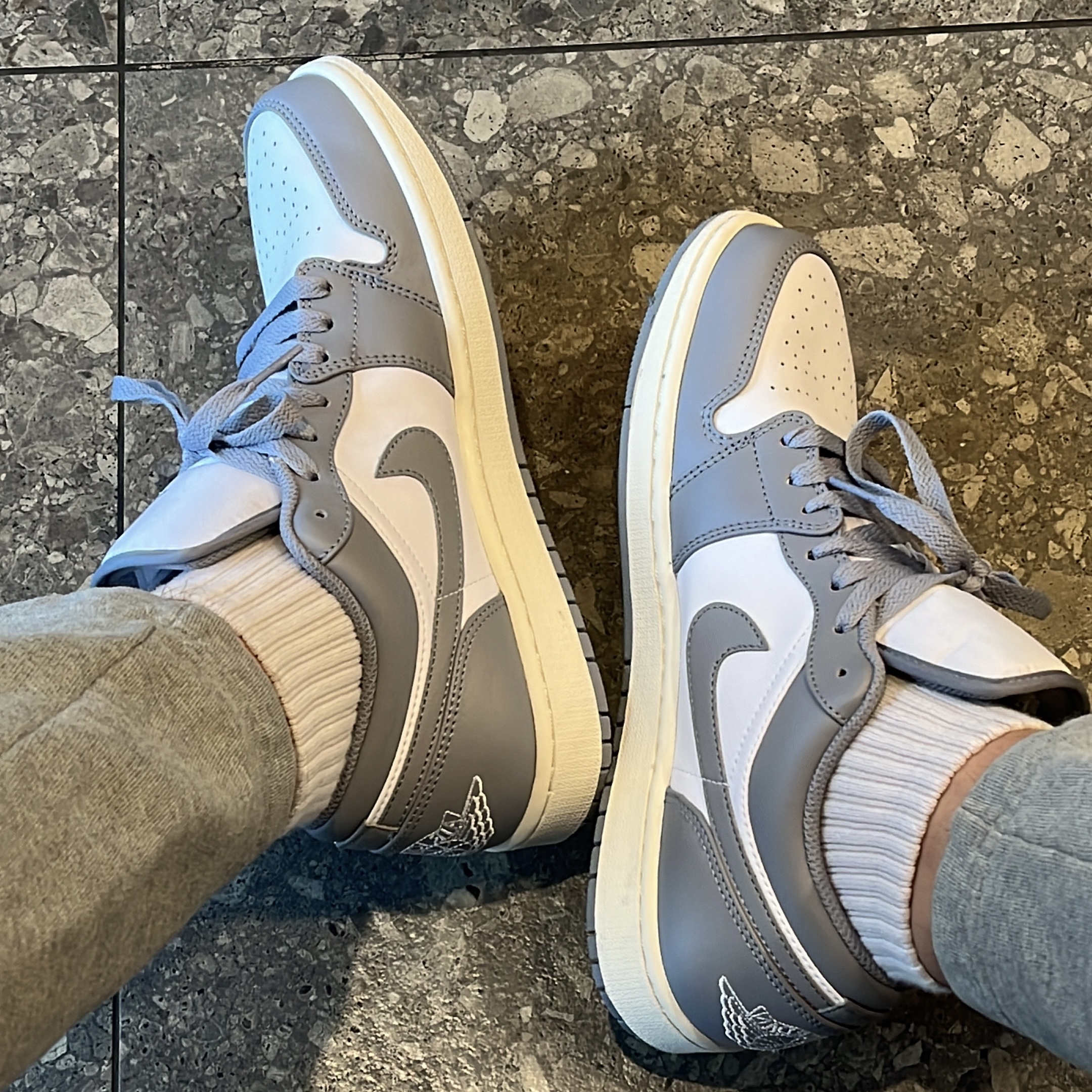 Jordan 1 Low Stealth and White 착용 스타일
