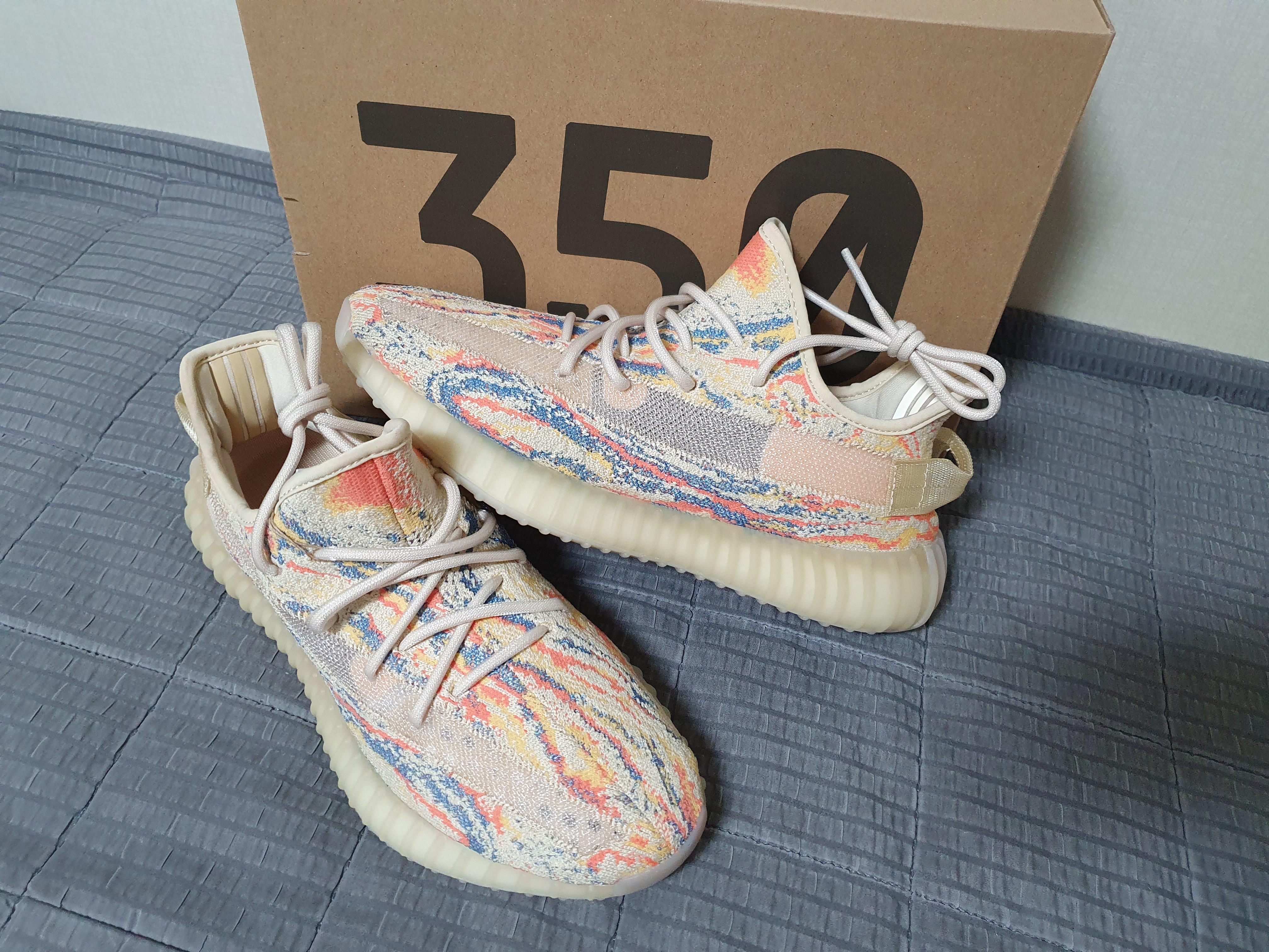 Adidas Yeezy Boost 350 V2 MX Oat 착용 스타일 - 3