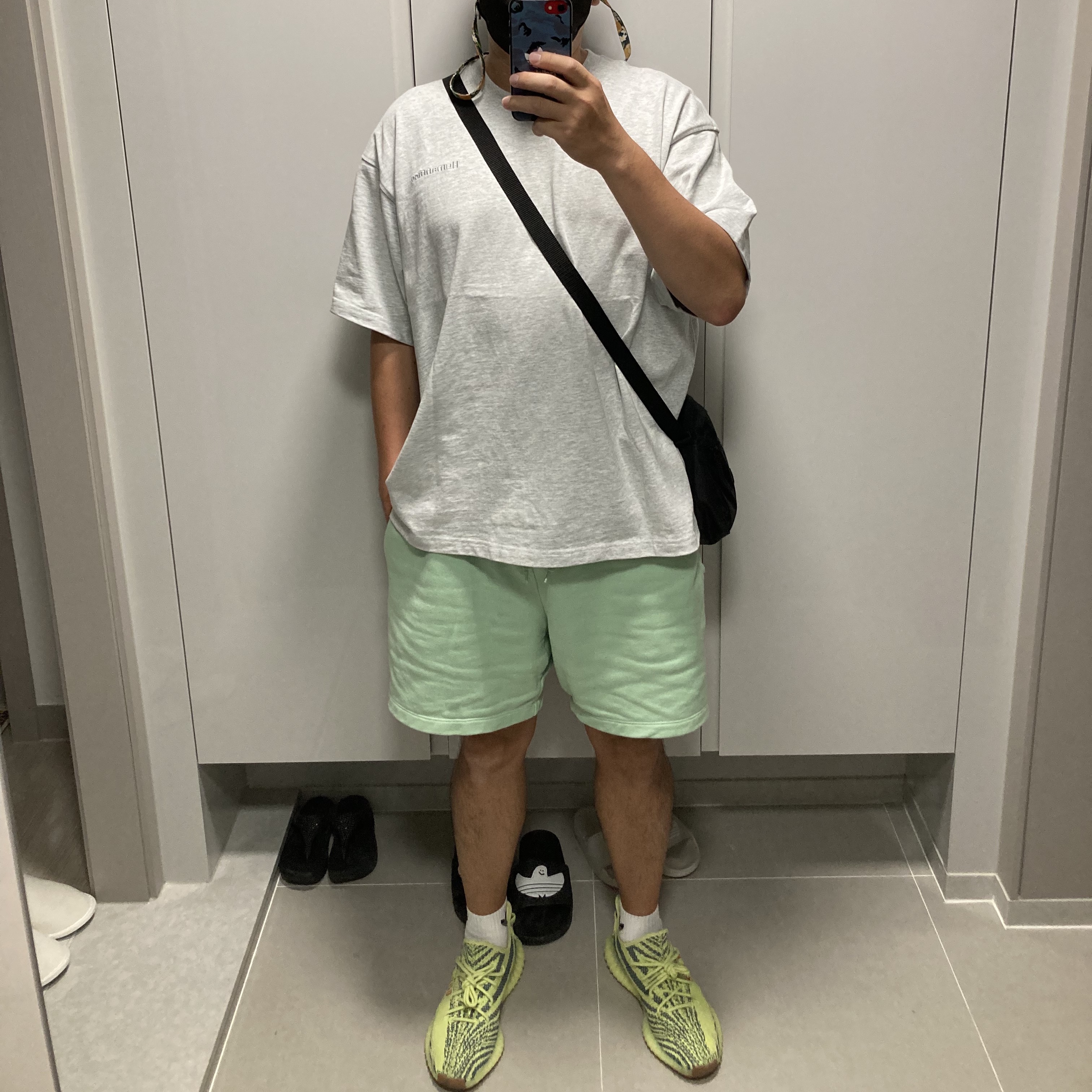 Adidas Yeezy Boost 350 V2 Semi Frozen Yellow 착용 스타일