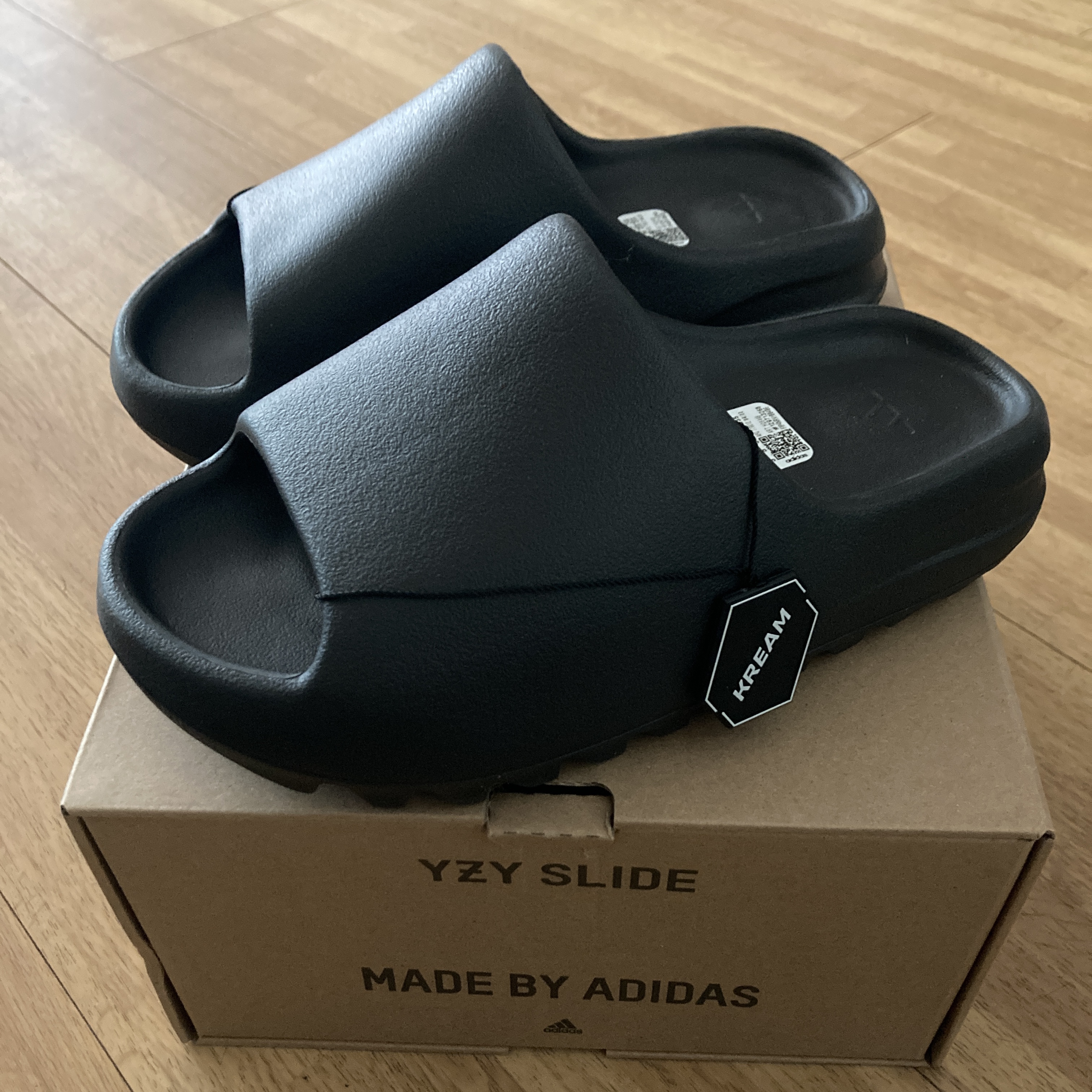 Adidas Yeezy Slide Onyx 착용 스타일 - 1