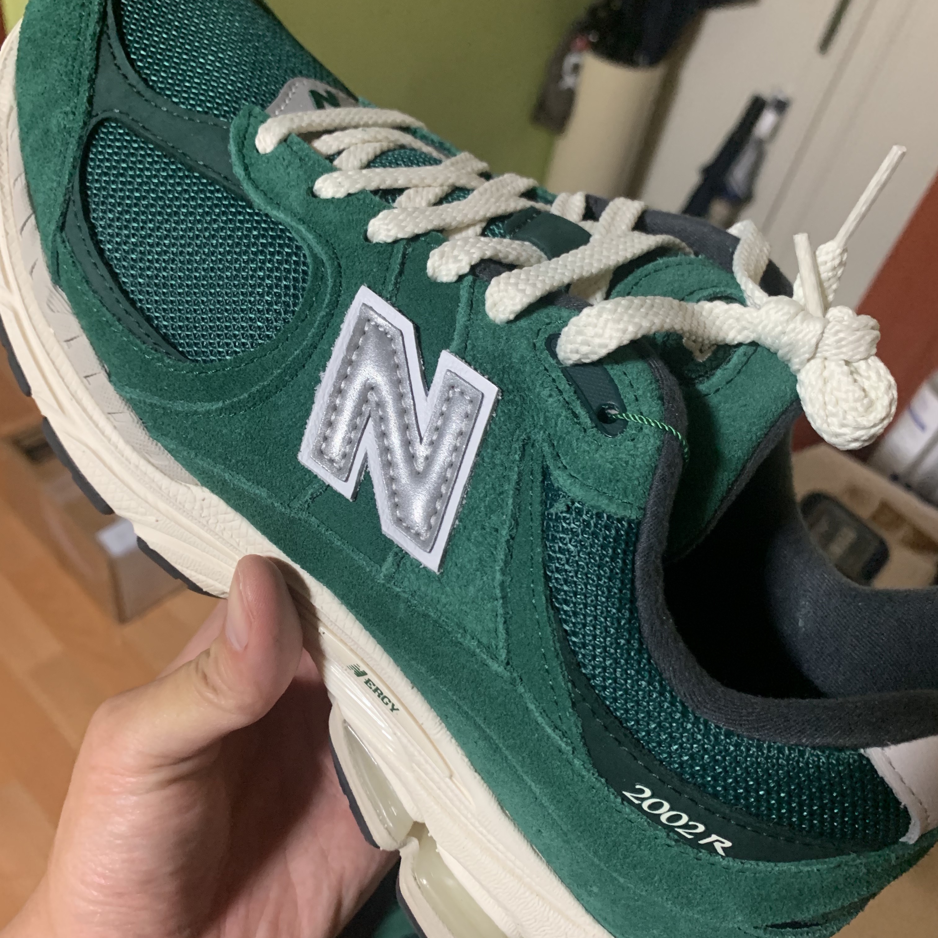 New Balance 2002R Nightwatch Green 착용 스타일 - 1