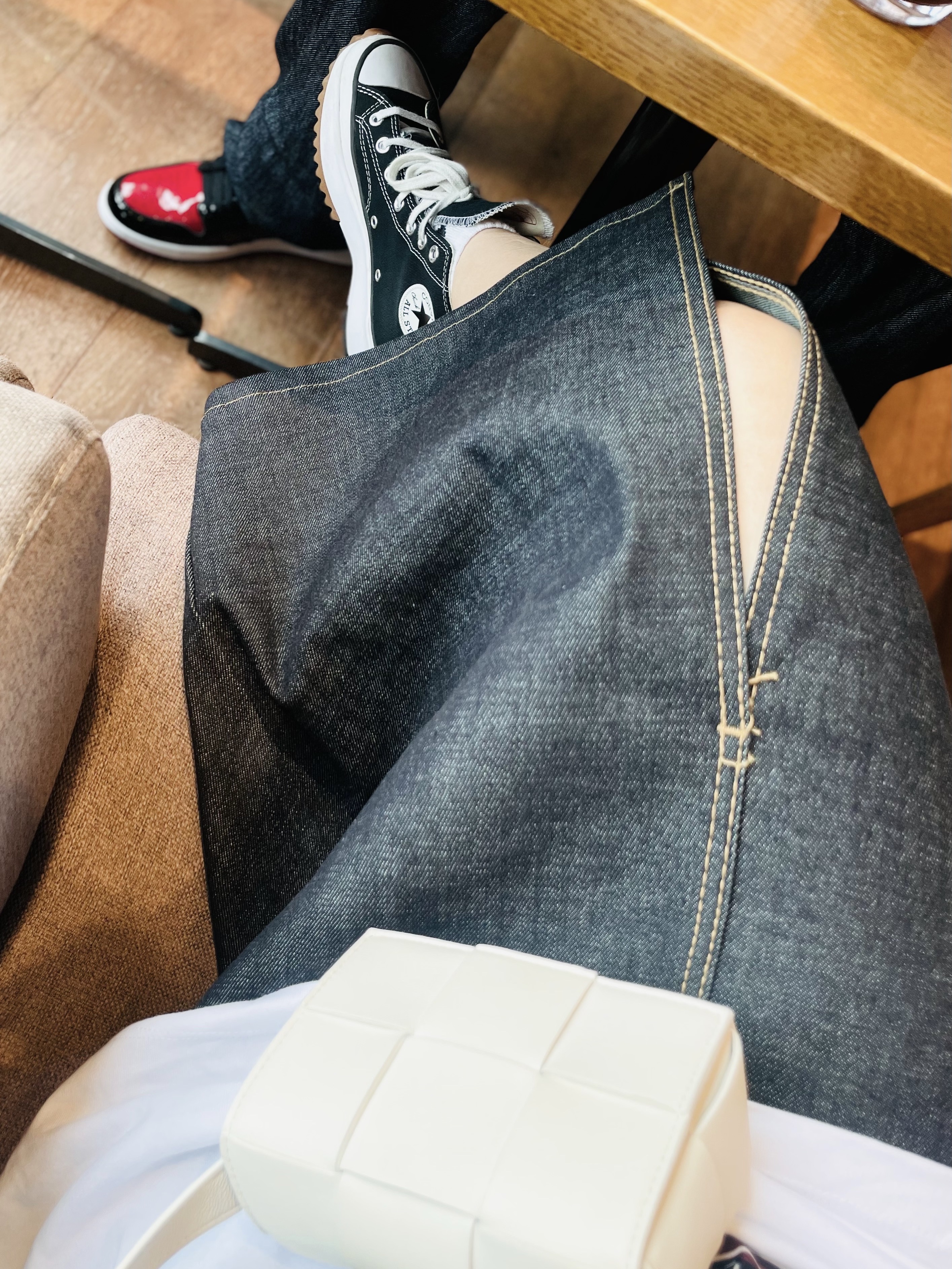 Bottega Veneta Mini Leather Cassette White, Jordan 1 Retro High OG Patent Bred 착용 스타일