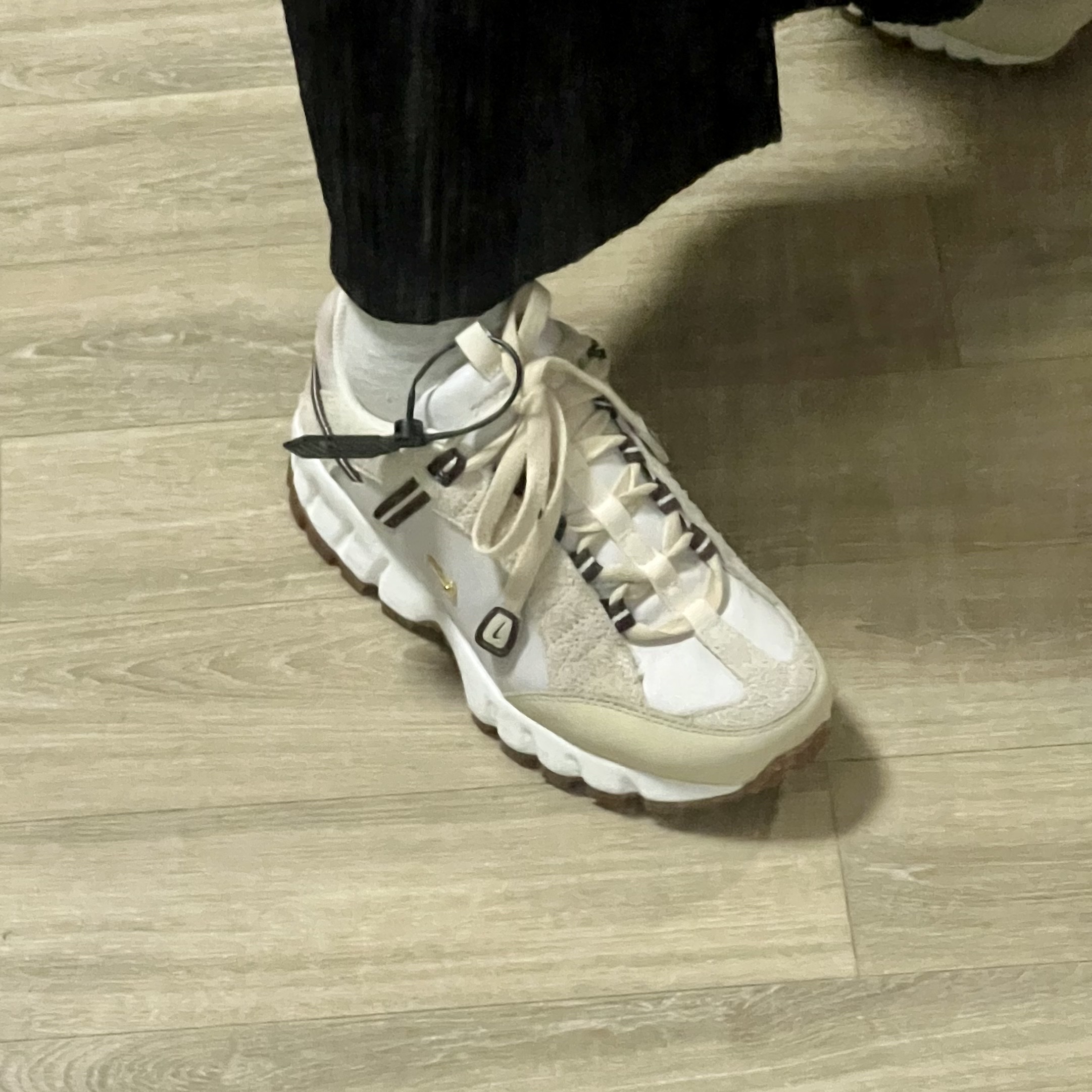 Nike x Jacquemus Air Humara LX Light Bone and Gold 착용 스타일 - 3