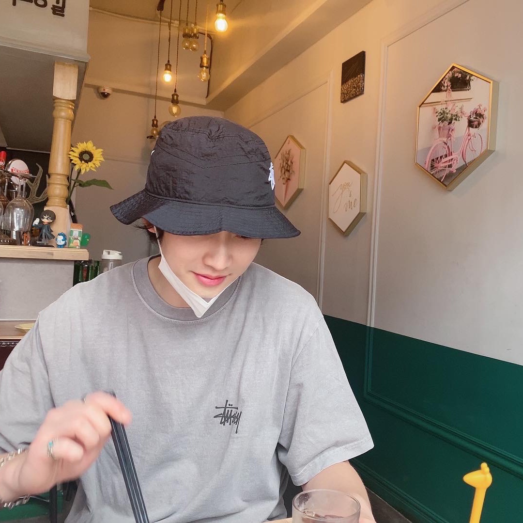 Stussy Basic Stussy Pigment Dyed T-Shirt Grey 2022, Nike x Stussy Bucket Hat Black 착용 스타일 - 1