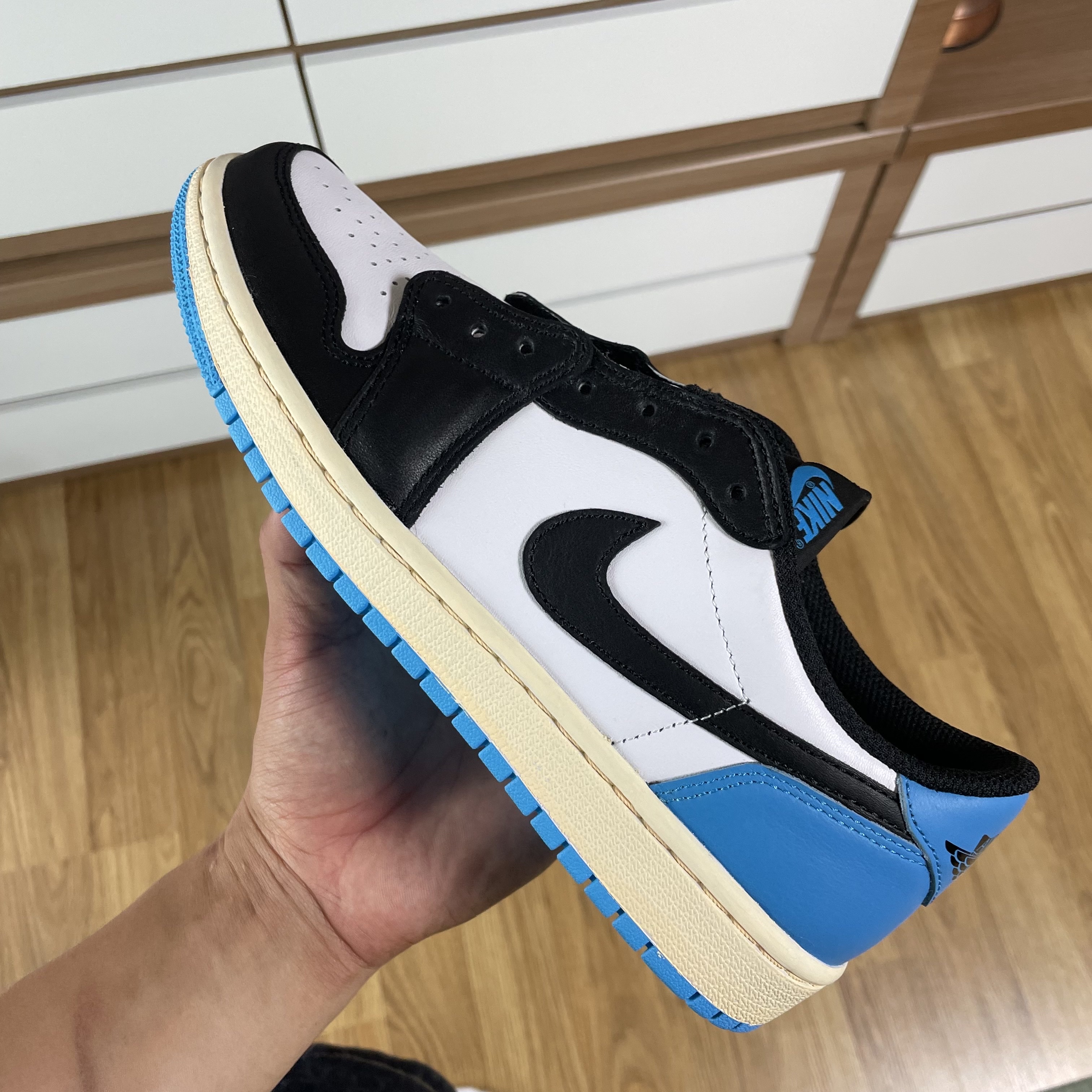 Jordan 1 Retro Low OG Black and Dark Powder Blue 착용 스타일 - 2