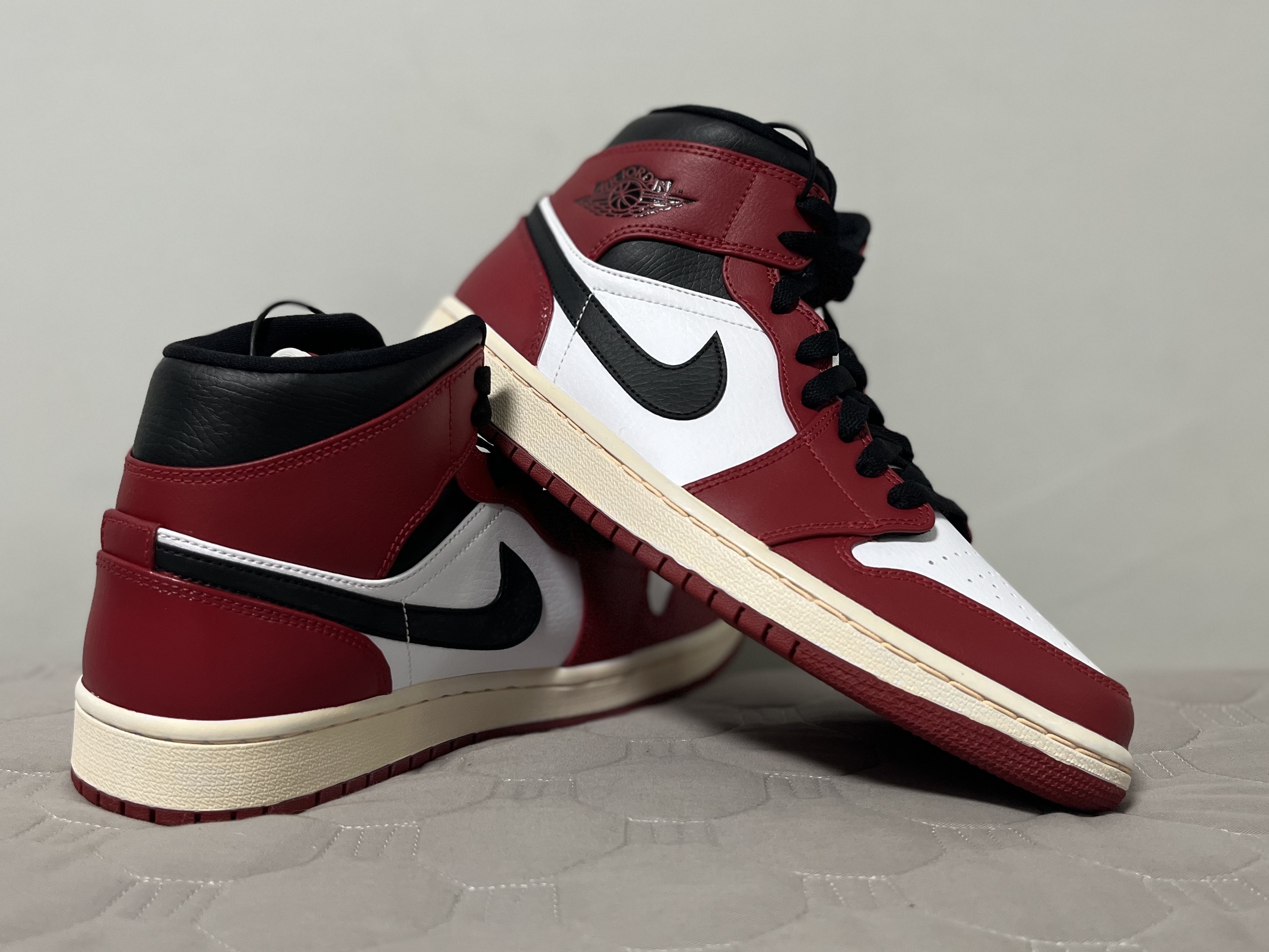 Jordan 1 Mid Chicago 2020 착용 스타일 - 1