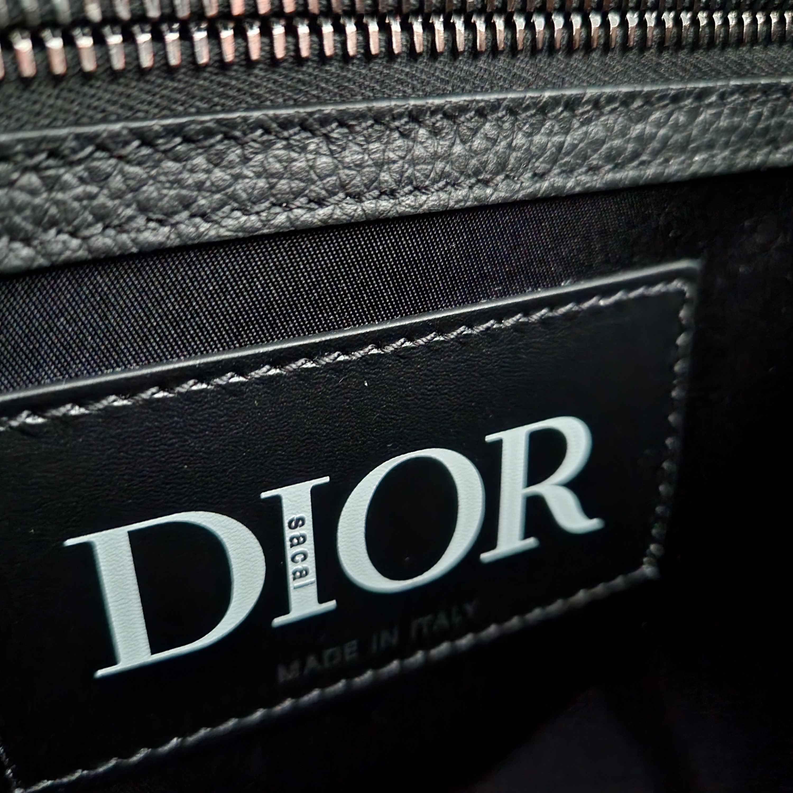 Dior x Sacai Saddle Shoulder Strap Tote Bag Black 착용 스타일 - 3