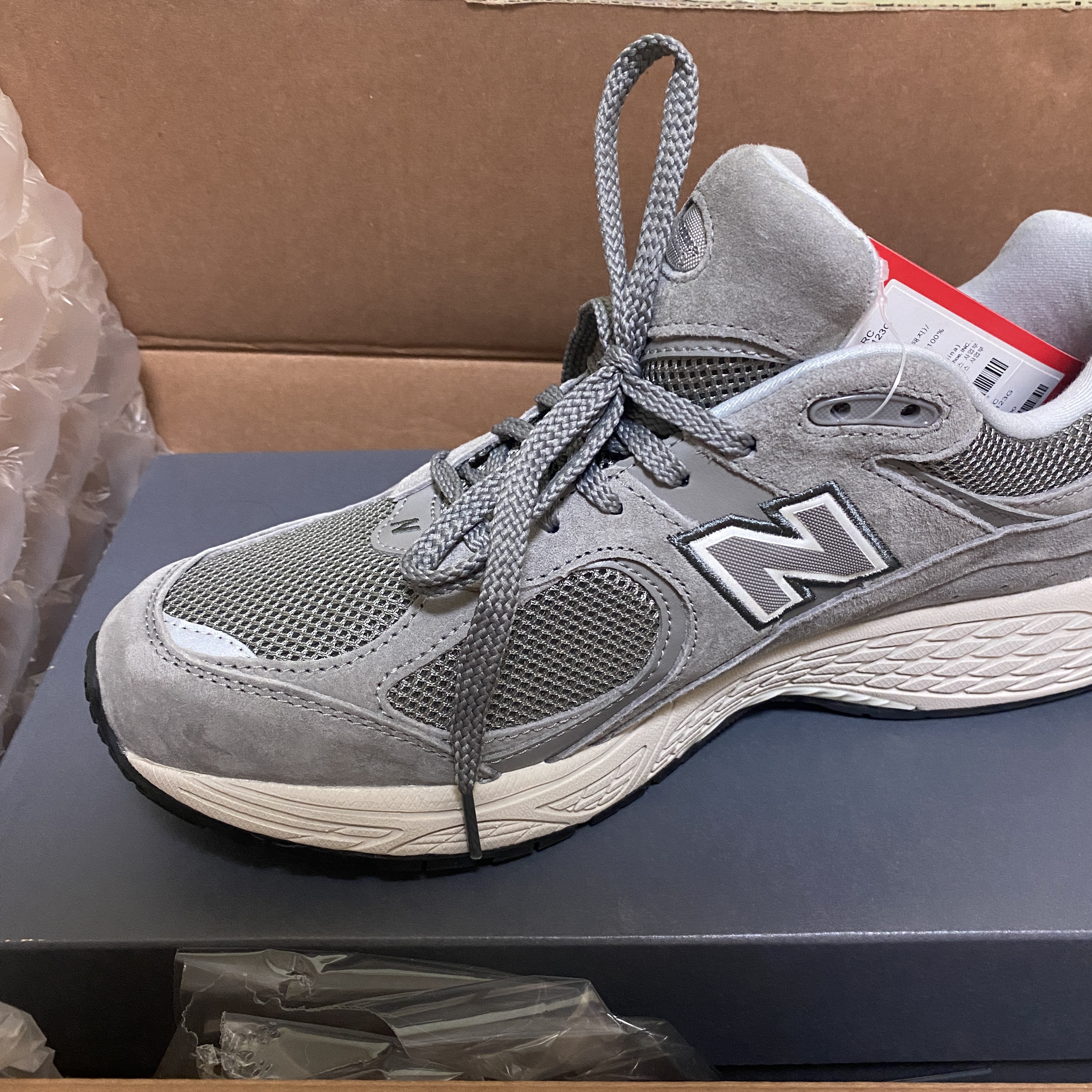 New Balance 2002R Grey 착용 스타일 - 1