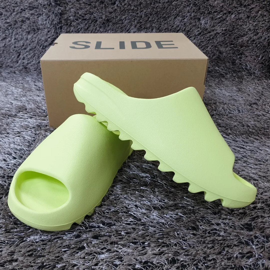 Adidas Yeezy Slide Glow Green 2022/2023 착용 스타일 - 4