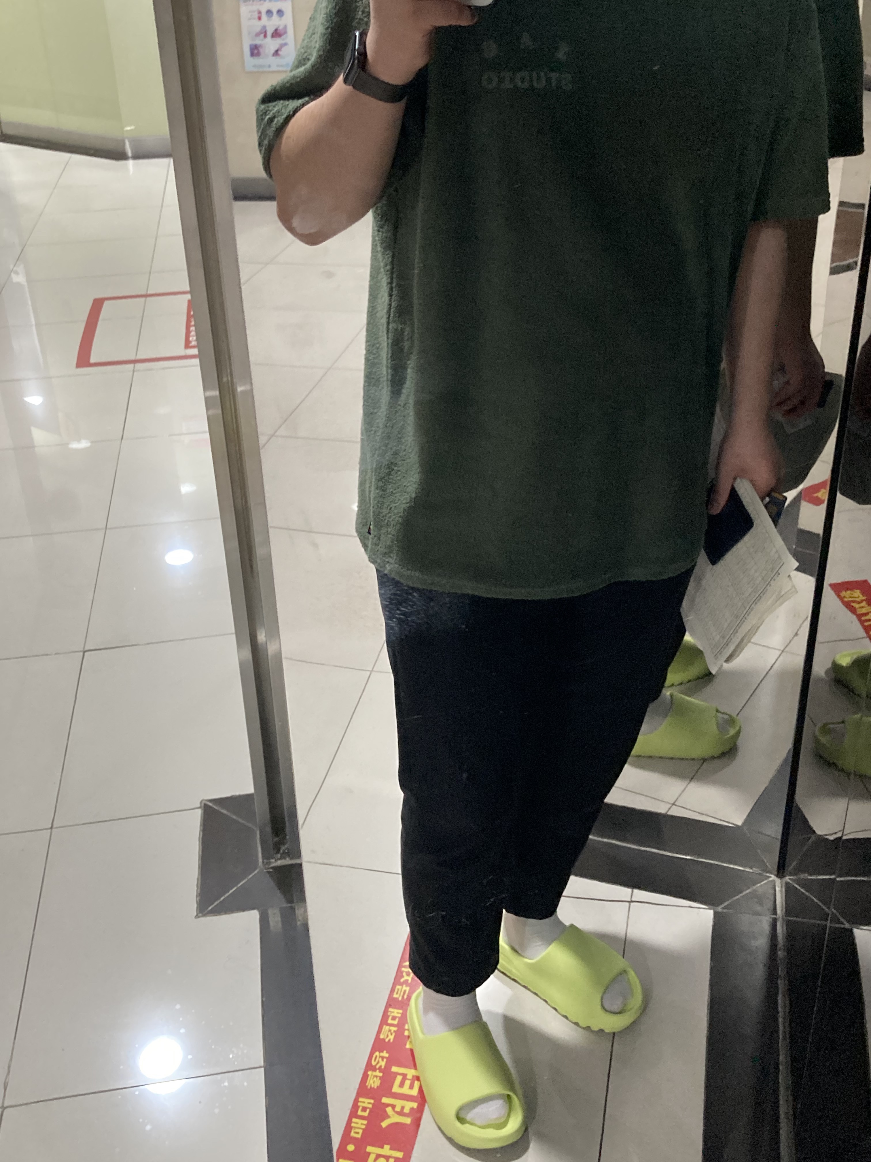 Adidas Yeezy Slide Glow Green 2022/2023, IAB Studio Towel T-Shirt Deep Green 착용 스타일
