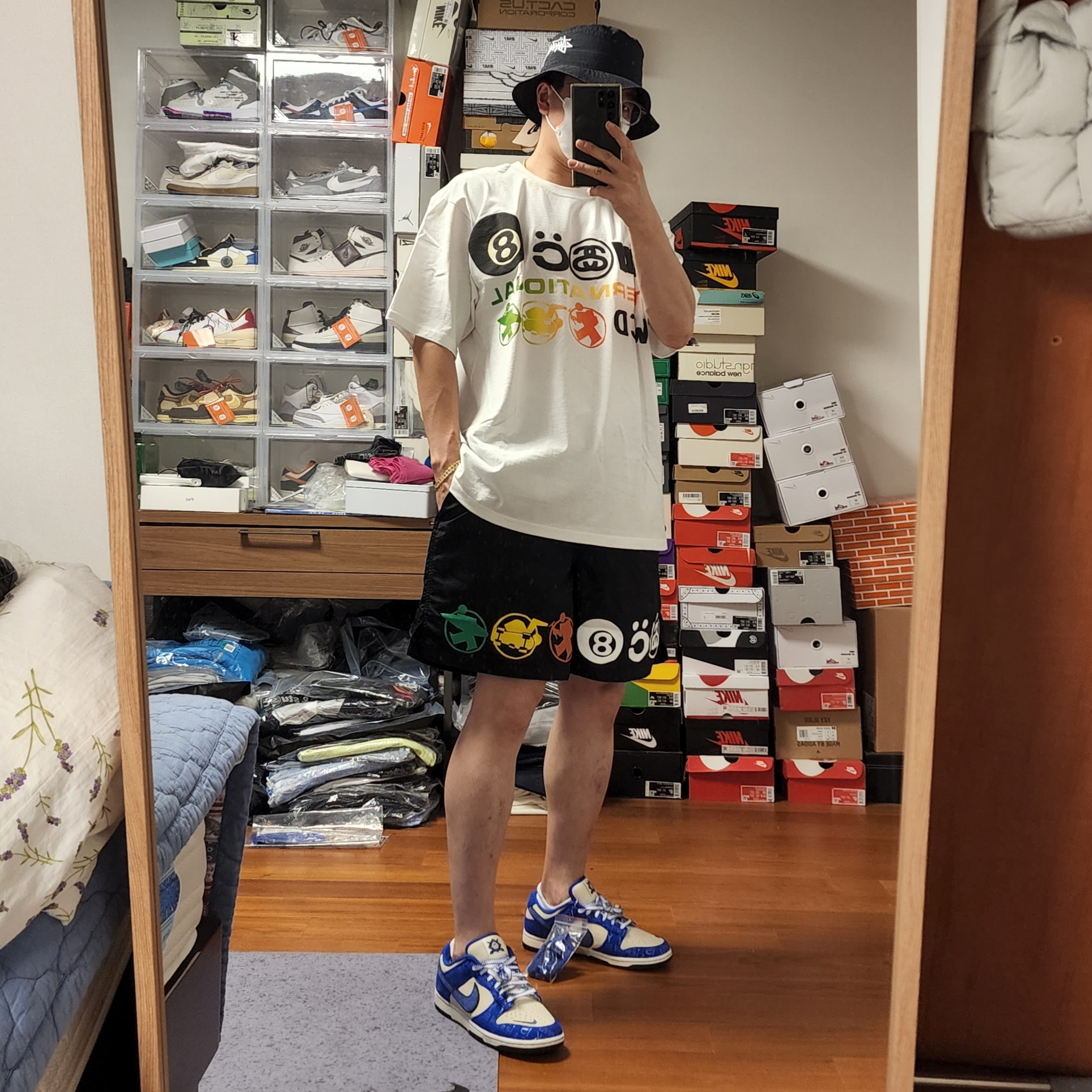 Nike x Stussy Bucket Hat Black, Stussy x Cactus Plant Flea Market International T-Shirt White 착용 스타일