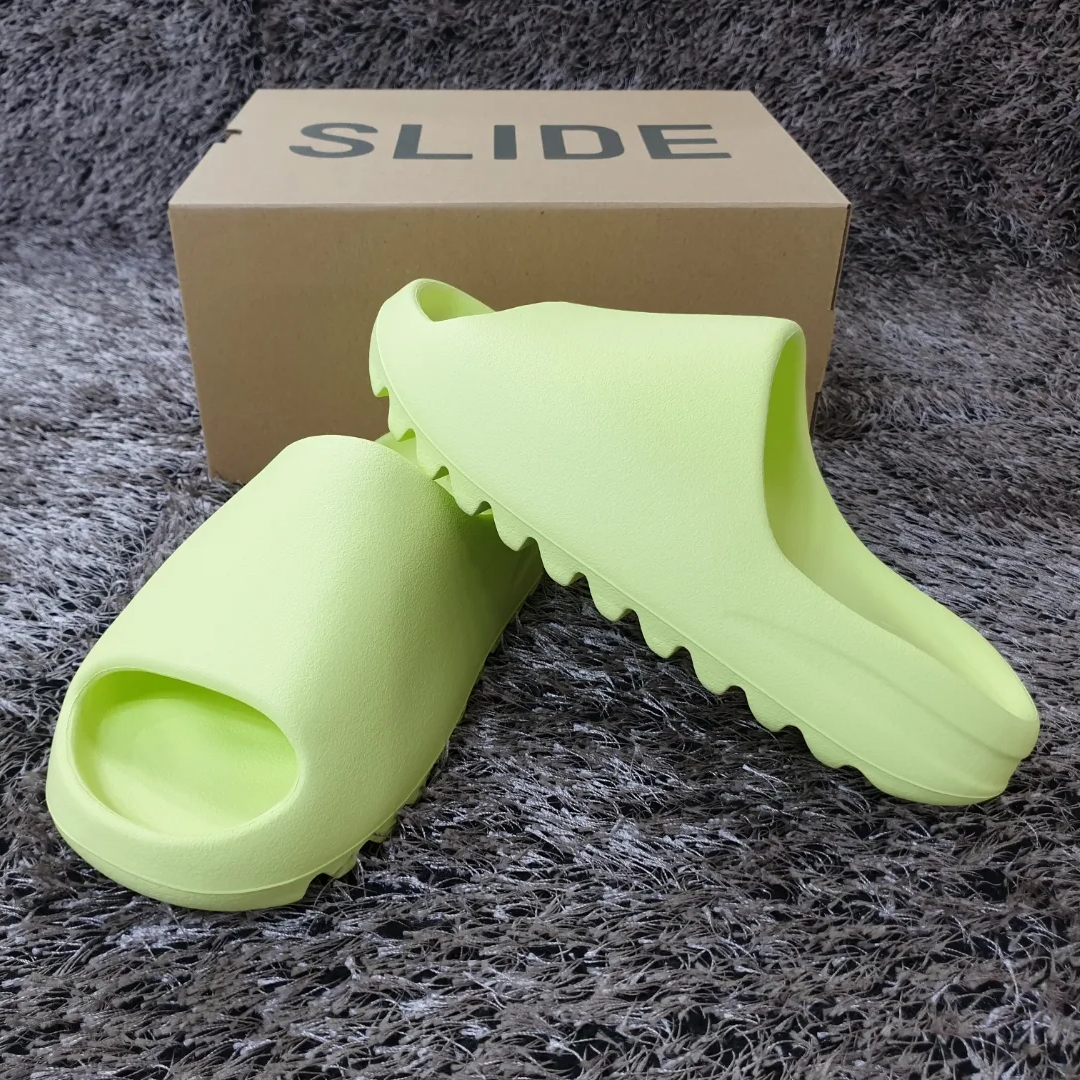 Adidas Yeezy Slide Glow Green 2022/2023 착용 스타일 - 3