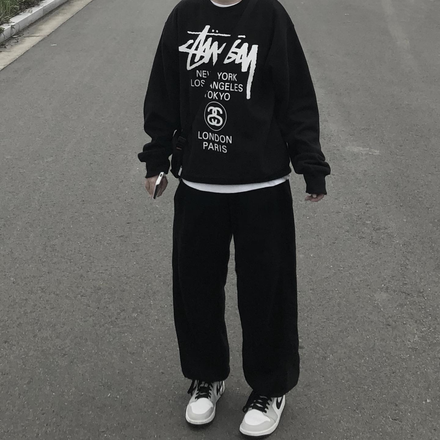 Stussy World Tour Crew Black 2022, Supreme Side Bag Black - 22SS 착용 스타일 - 3