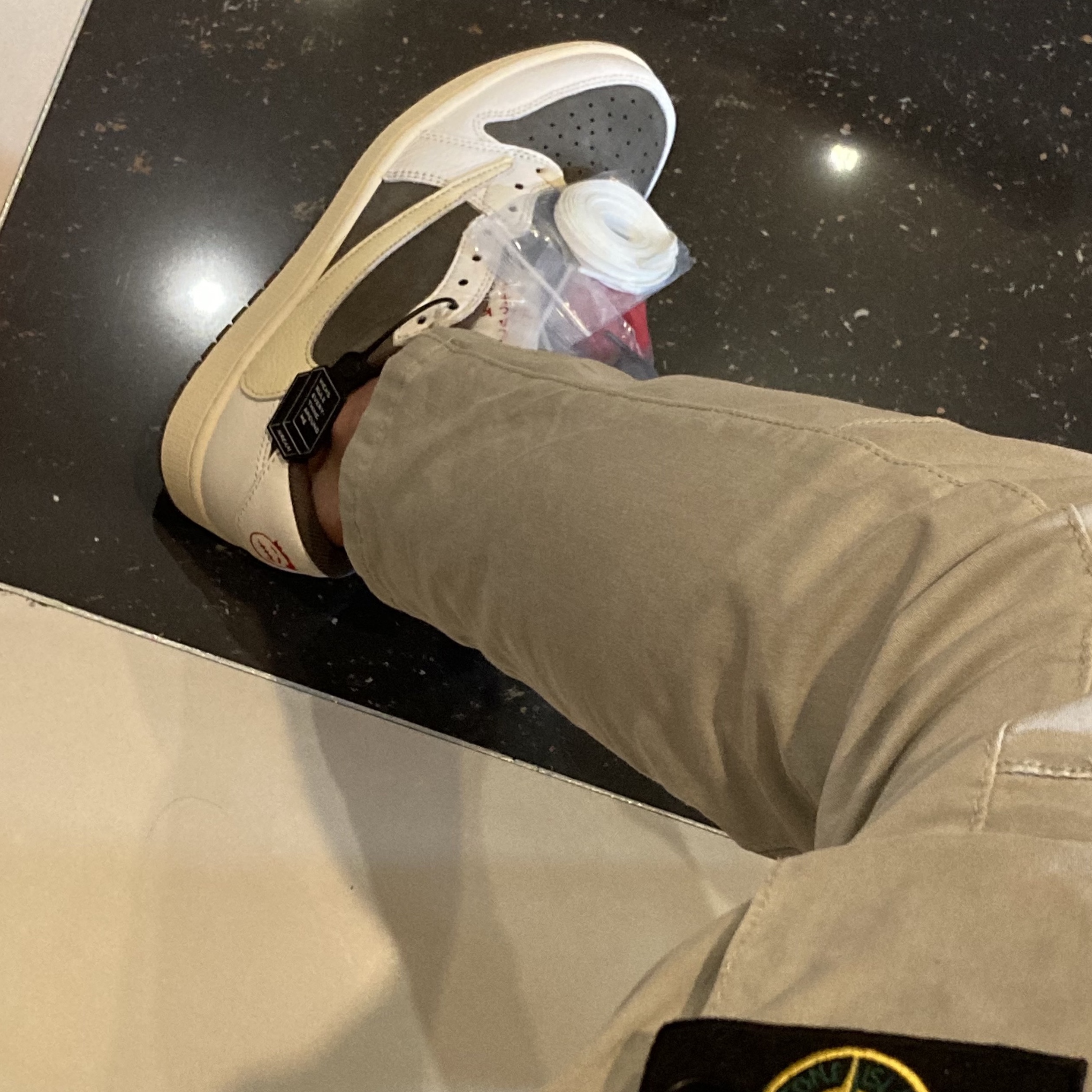 Jordan 1 x Travis Scott Retro Low OG SP Sail and Ridgerock 착용 스타일