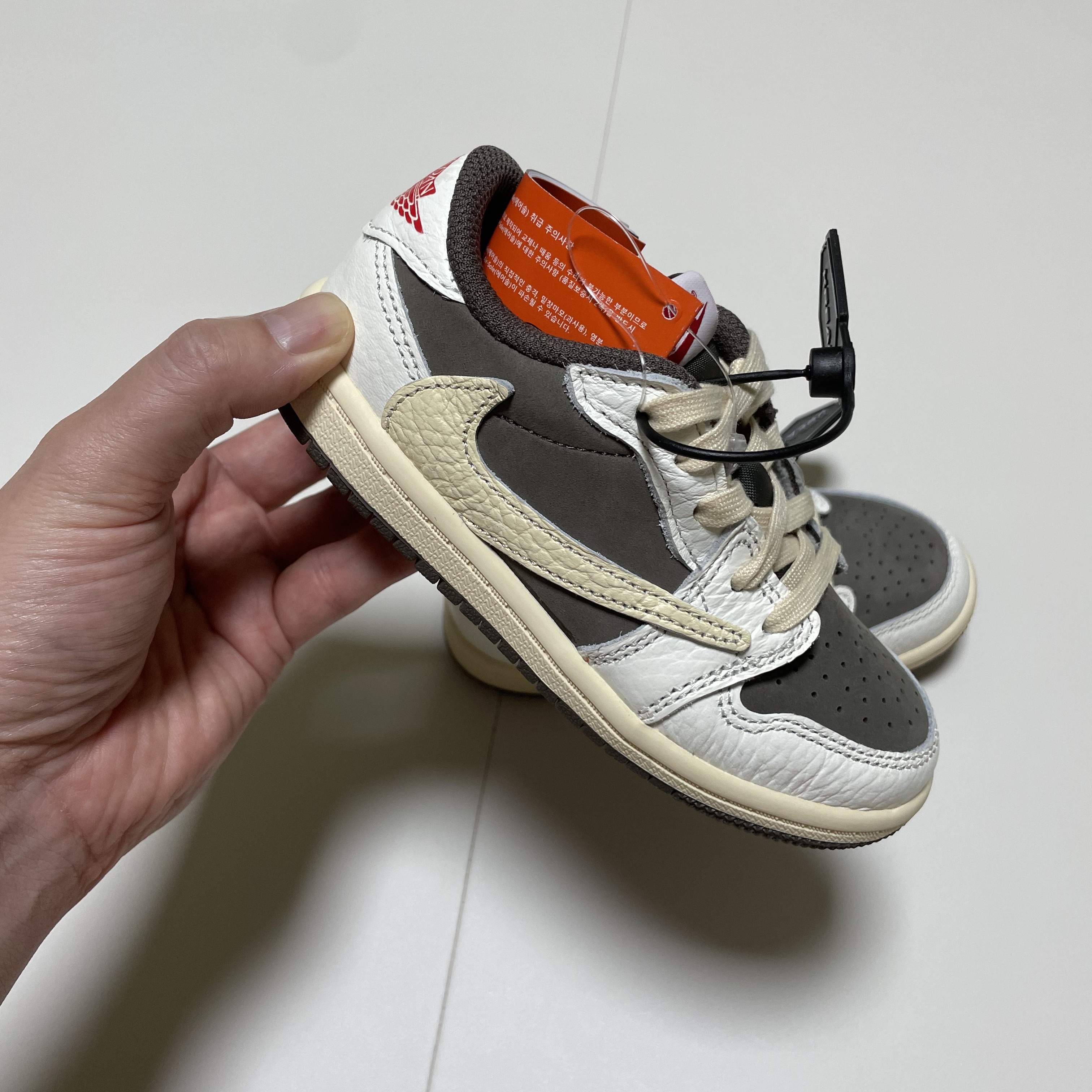 (TD) Jordan 1 x Travis Scott Retro Low OG SP Sail and Ridgerock 착용 스타일