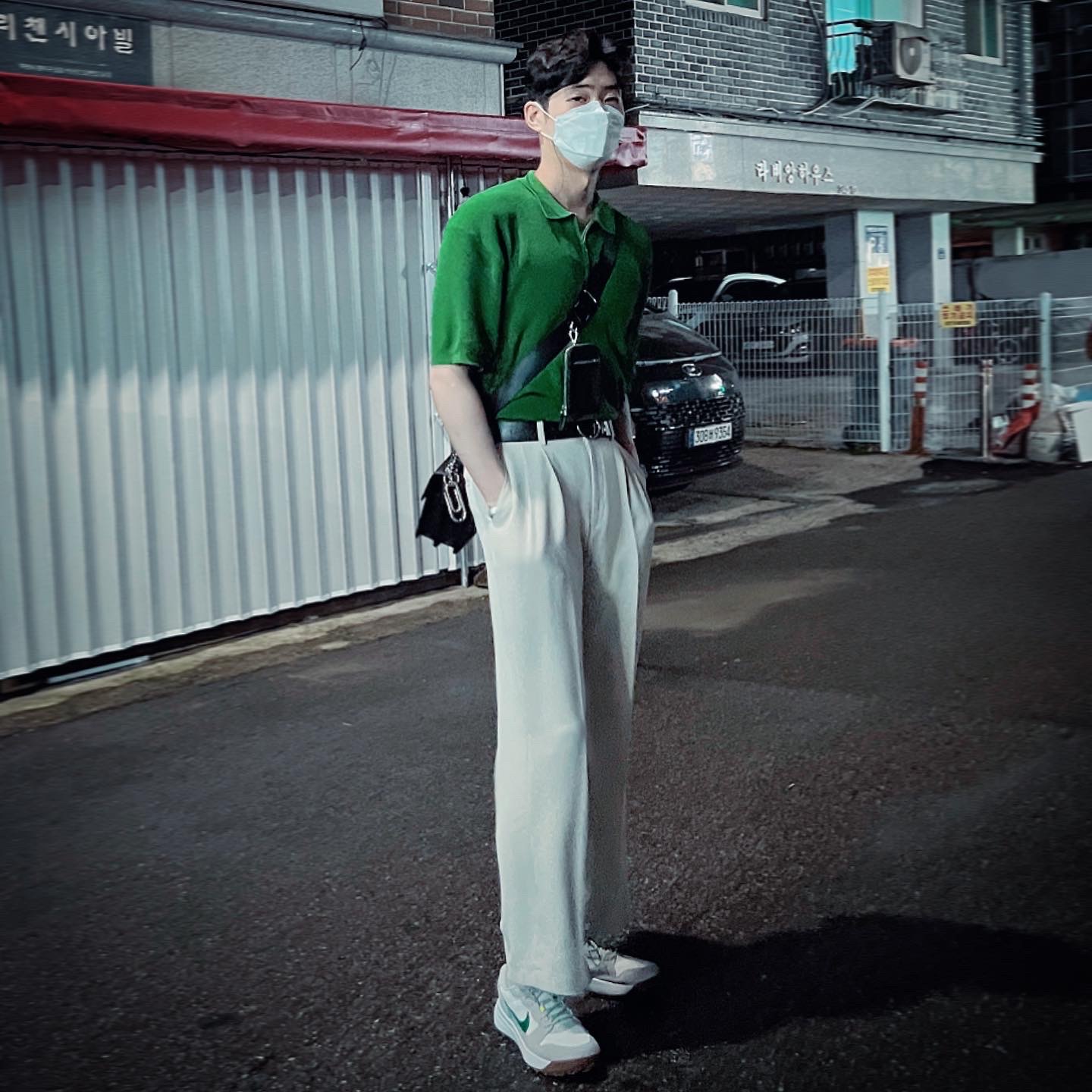 Nike ACG Lowcate Light Iron Ore 착용 스타일 - 2