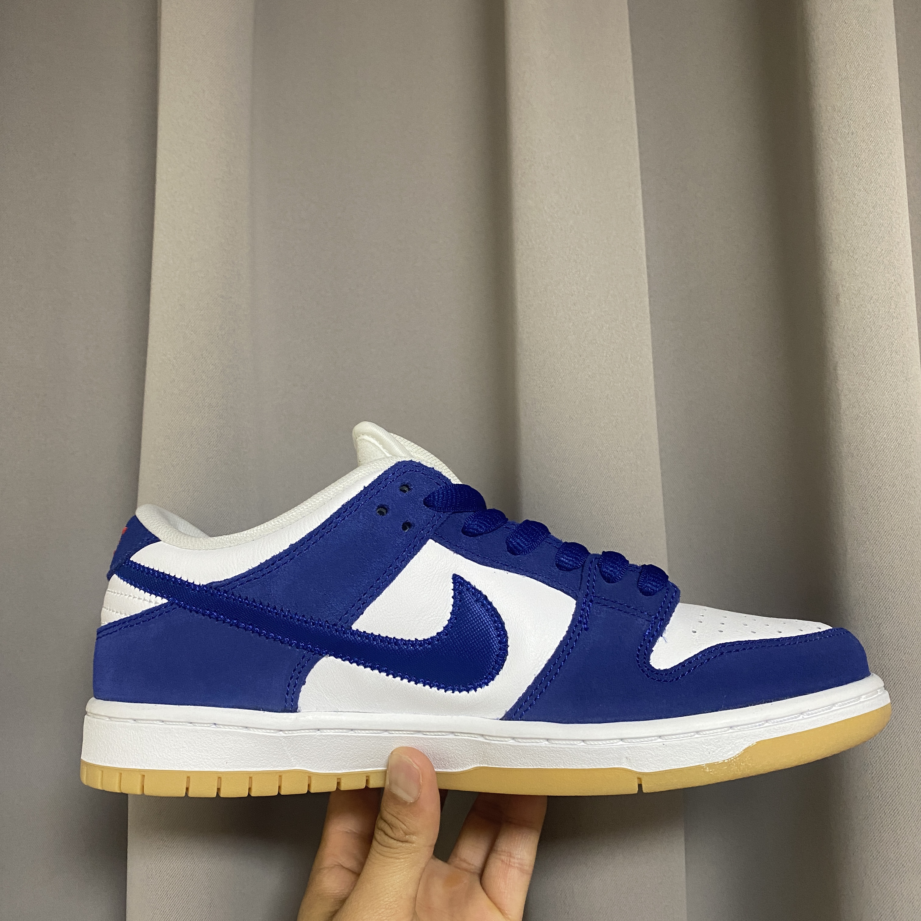 Nike SB Dunk Low Pro Premium Deep Royal Blue 착용 스타일 - 1