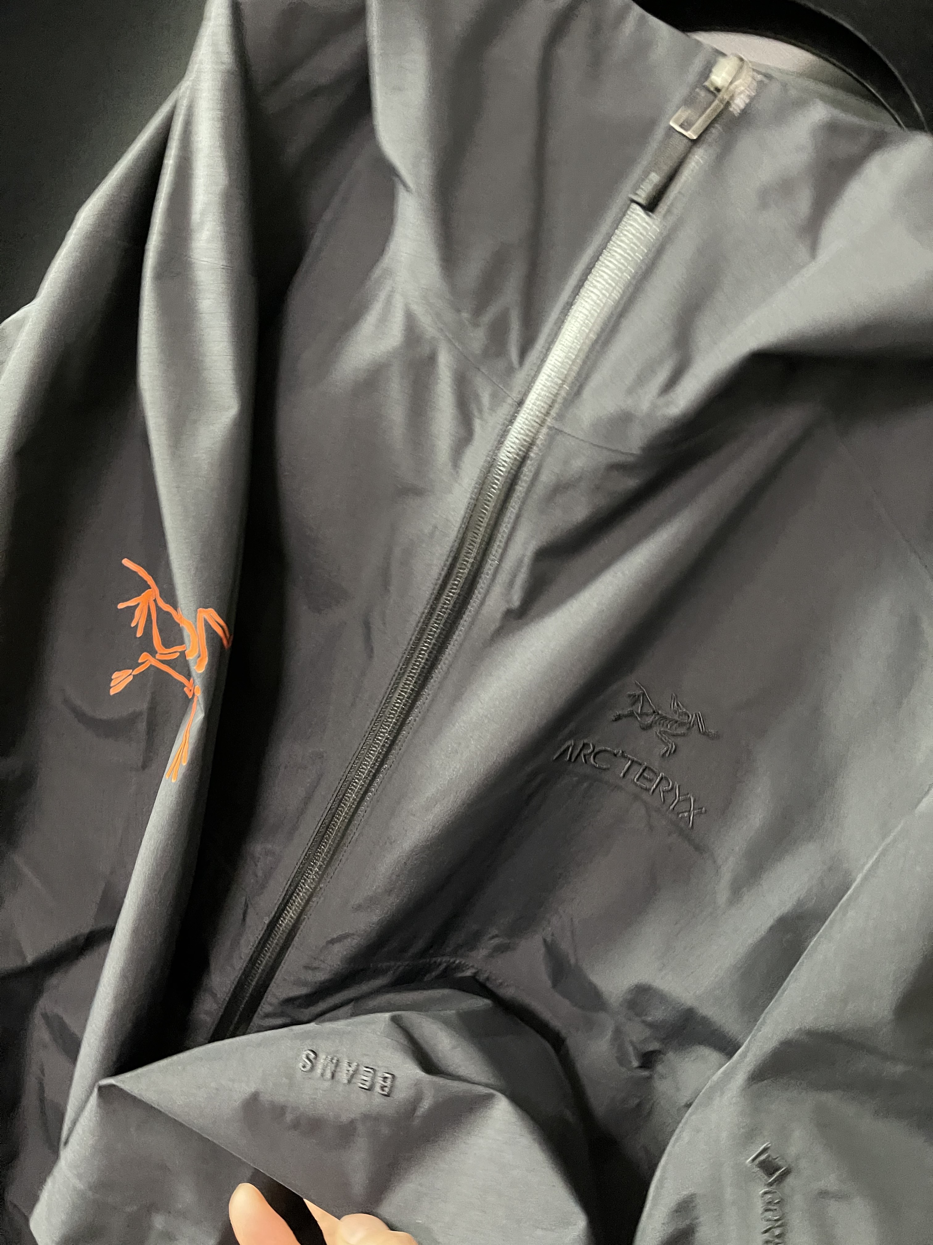 Arc'teryx x Beams Zeta SL Jacket Black Orange 착용 스타일