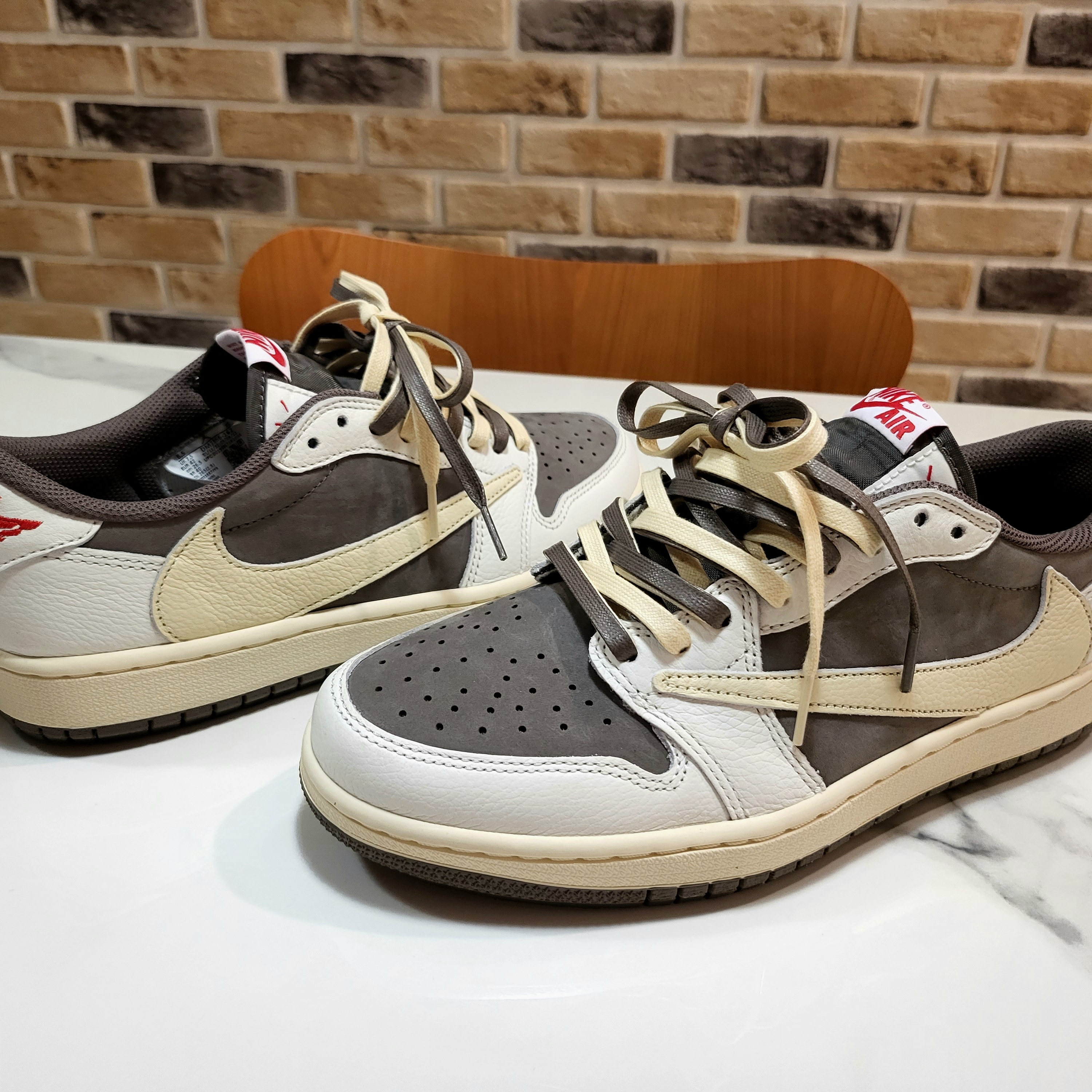 Jordan 1 x Travis Scott Retro Low OG SP Sail and Ridgerock 착용 스타일 - 1
