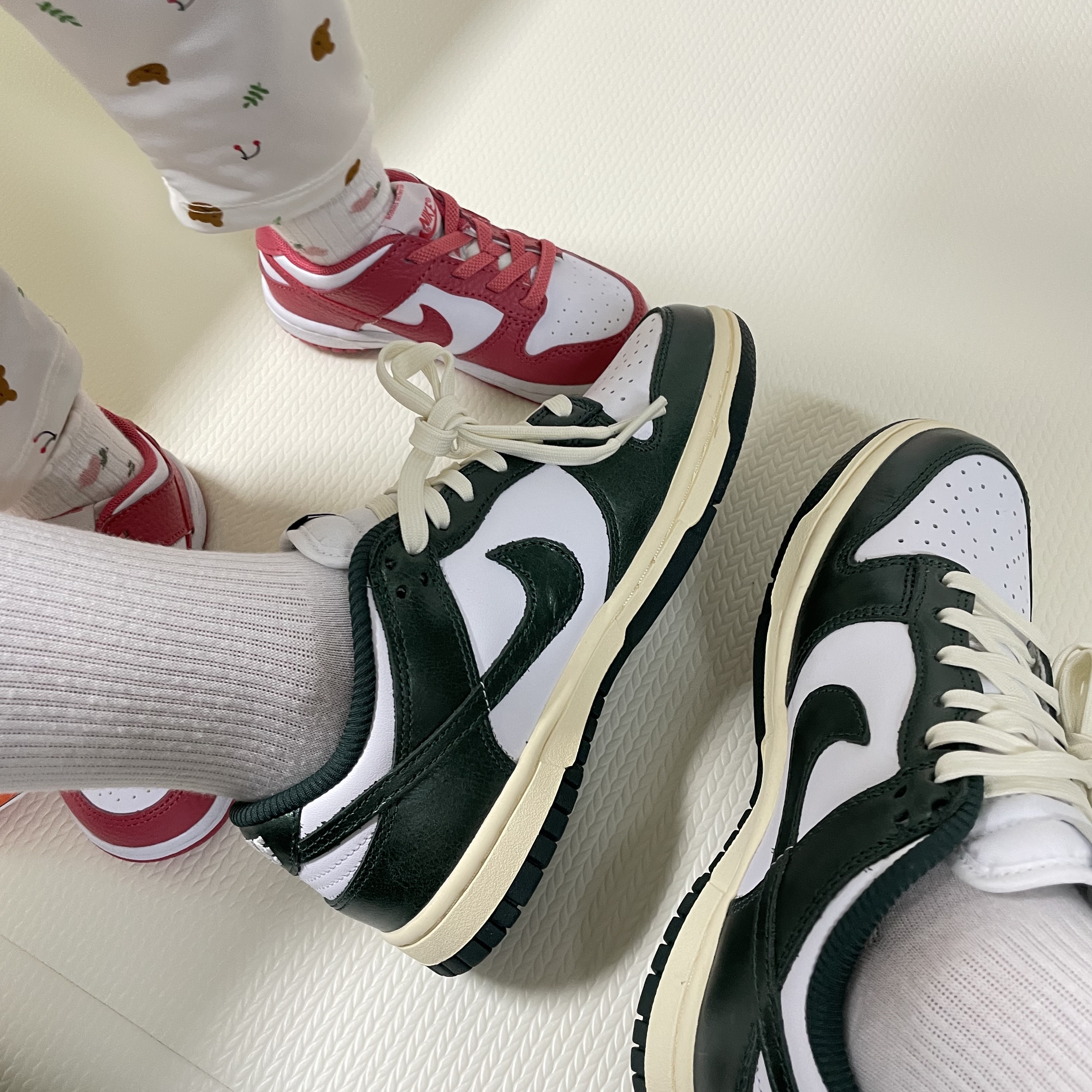 (W) Nike Dunk Low Vintage Green, (TD) Nike Dunk Low Archeo Pink 착용 스타일