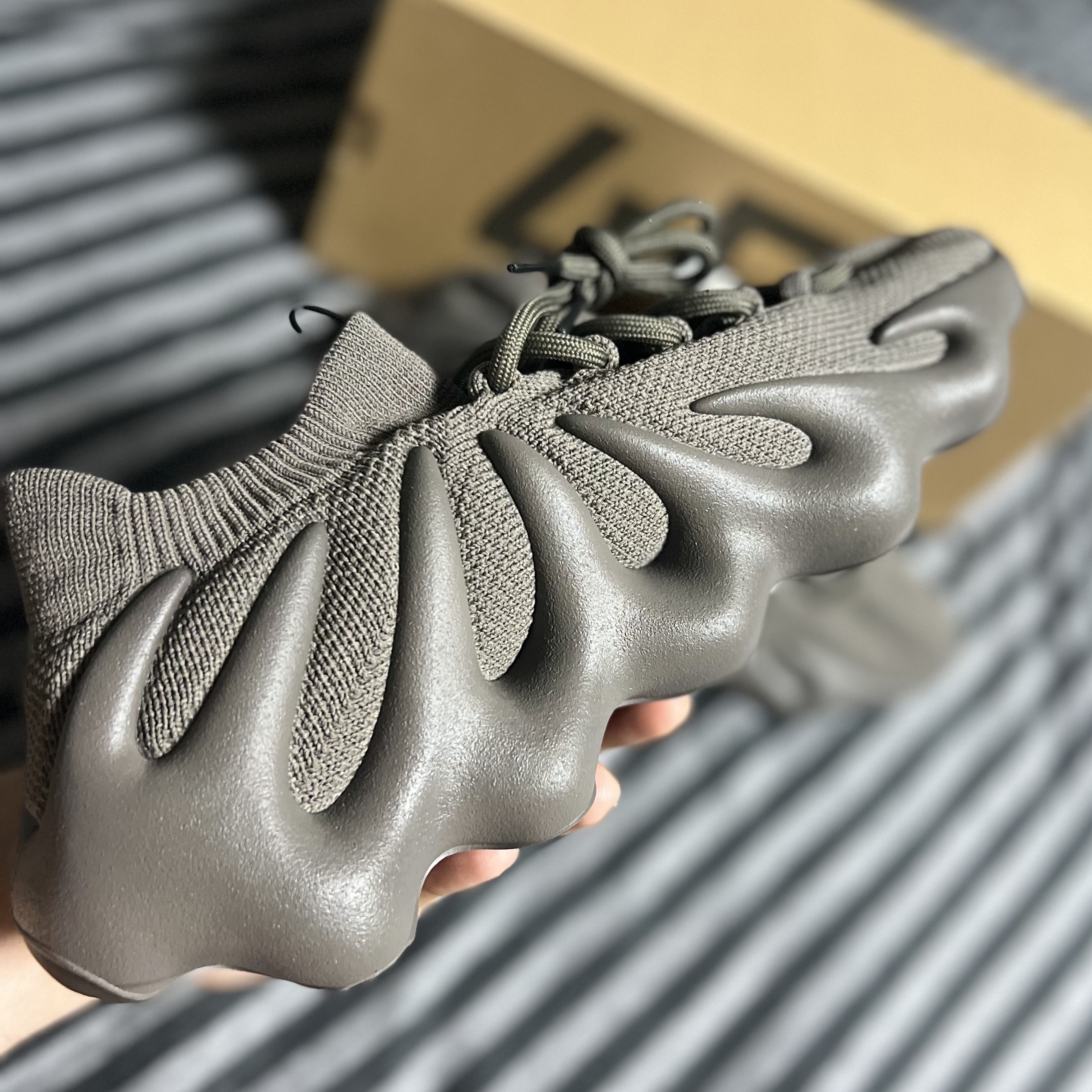 Adidas Yeezy 450 Cinder 착용 스타일 - 2