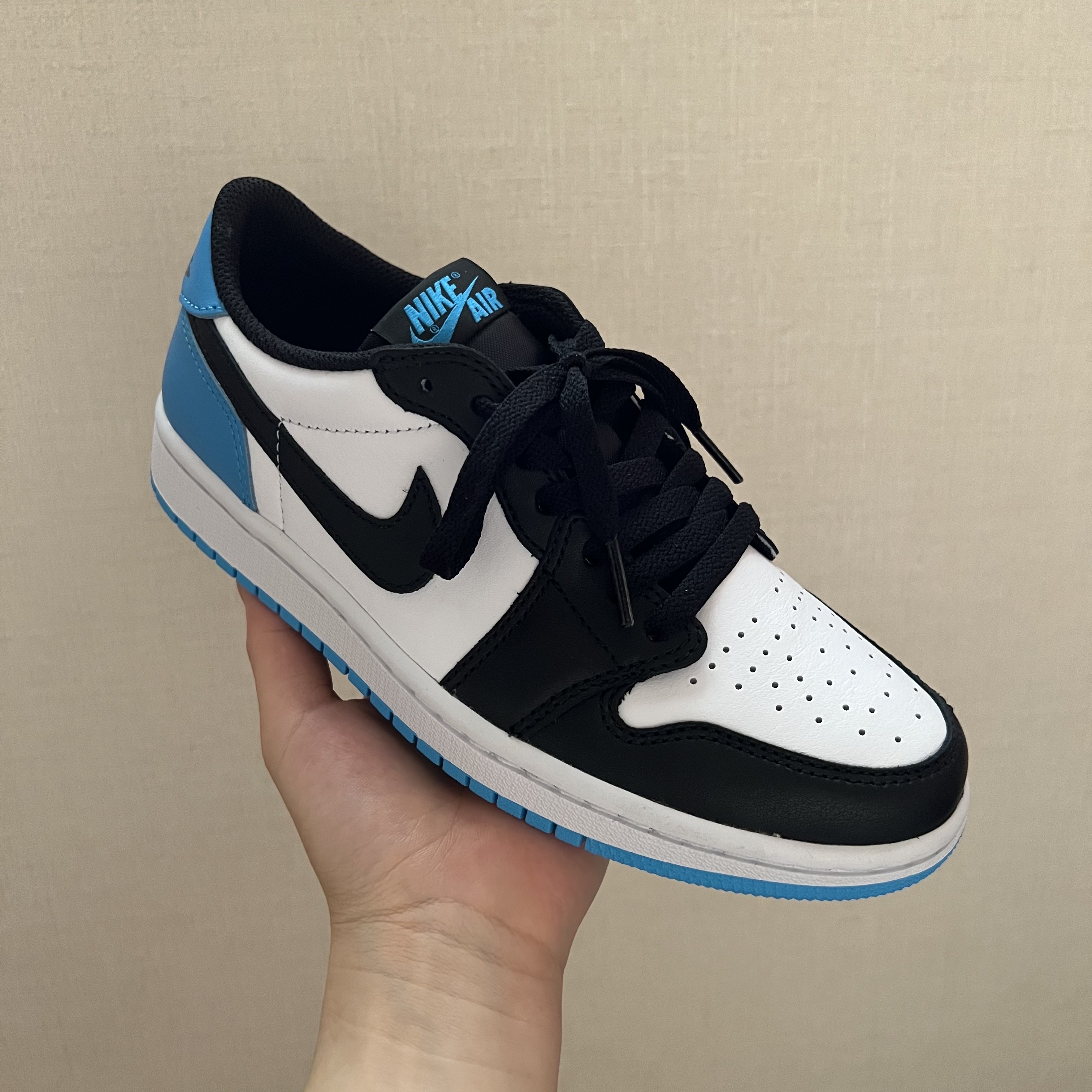 (W) Jordan 1 Retro Low OG Black and Dark Powder Blue 착용 스타일 - 2