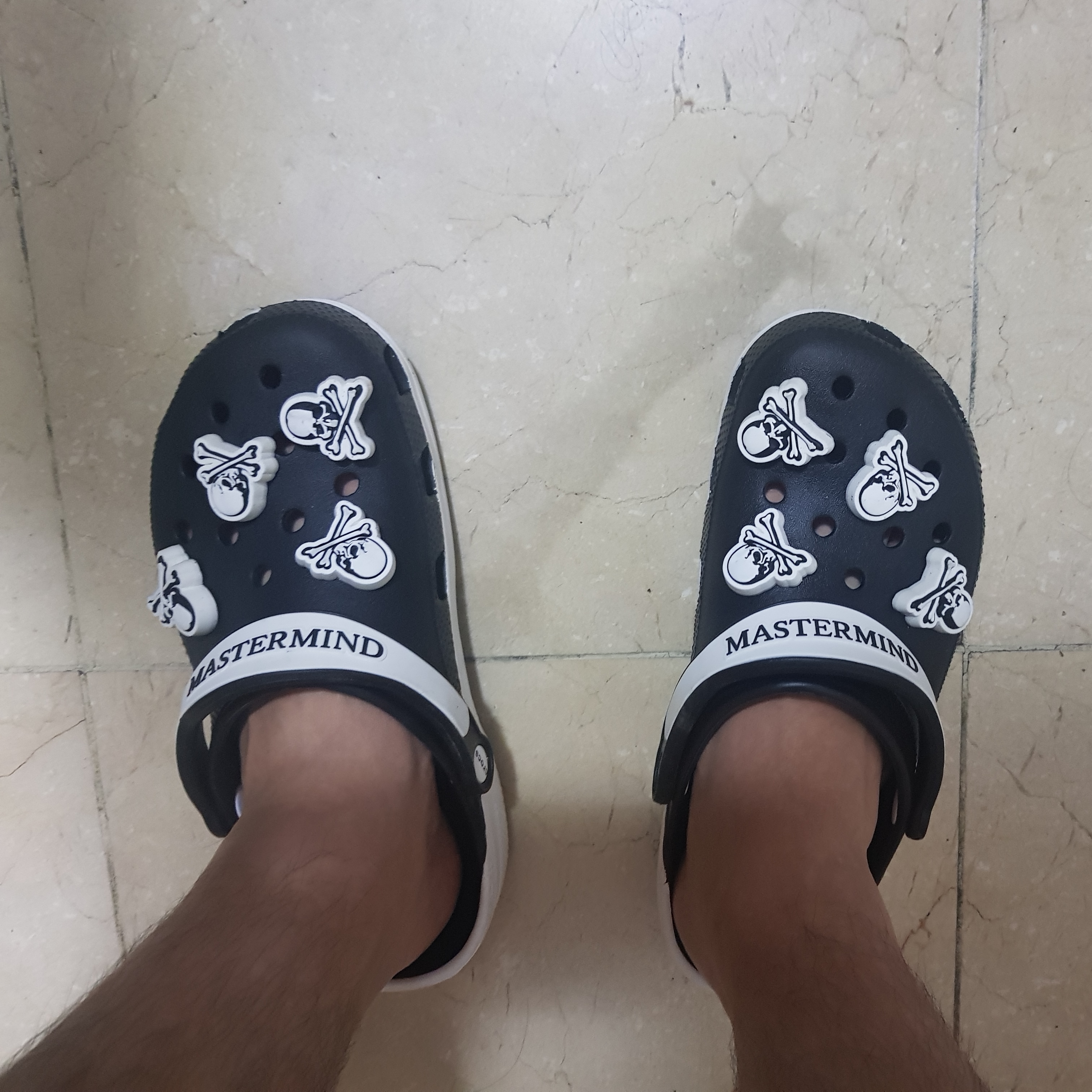 Crocs x Mastermind Classic Clog Black White 착용 스타일