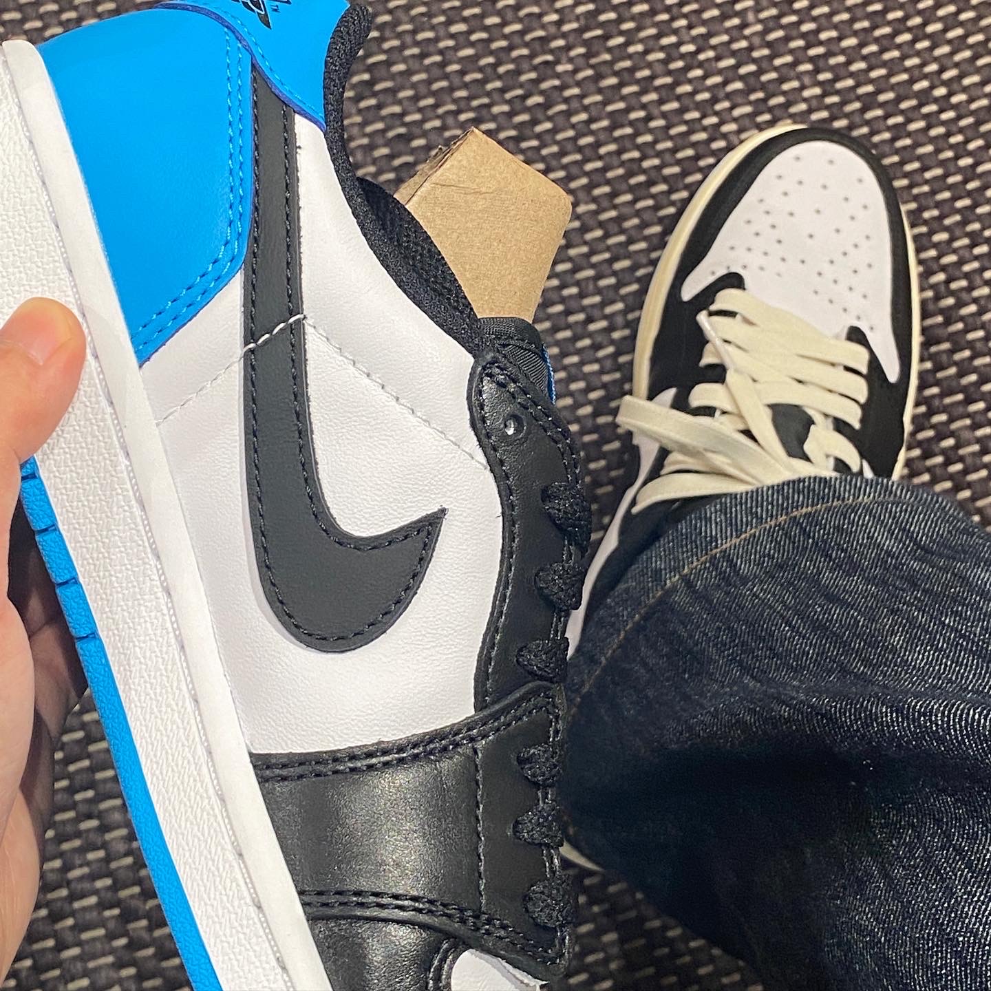 Jordan 1 Retro Low OG Black and Dark Powder Blue 착용 스타일 - 2