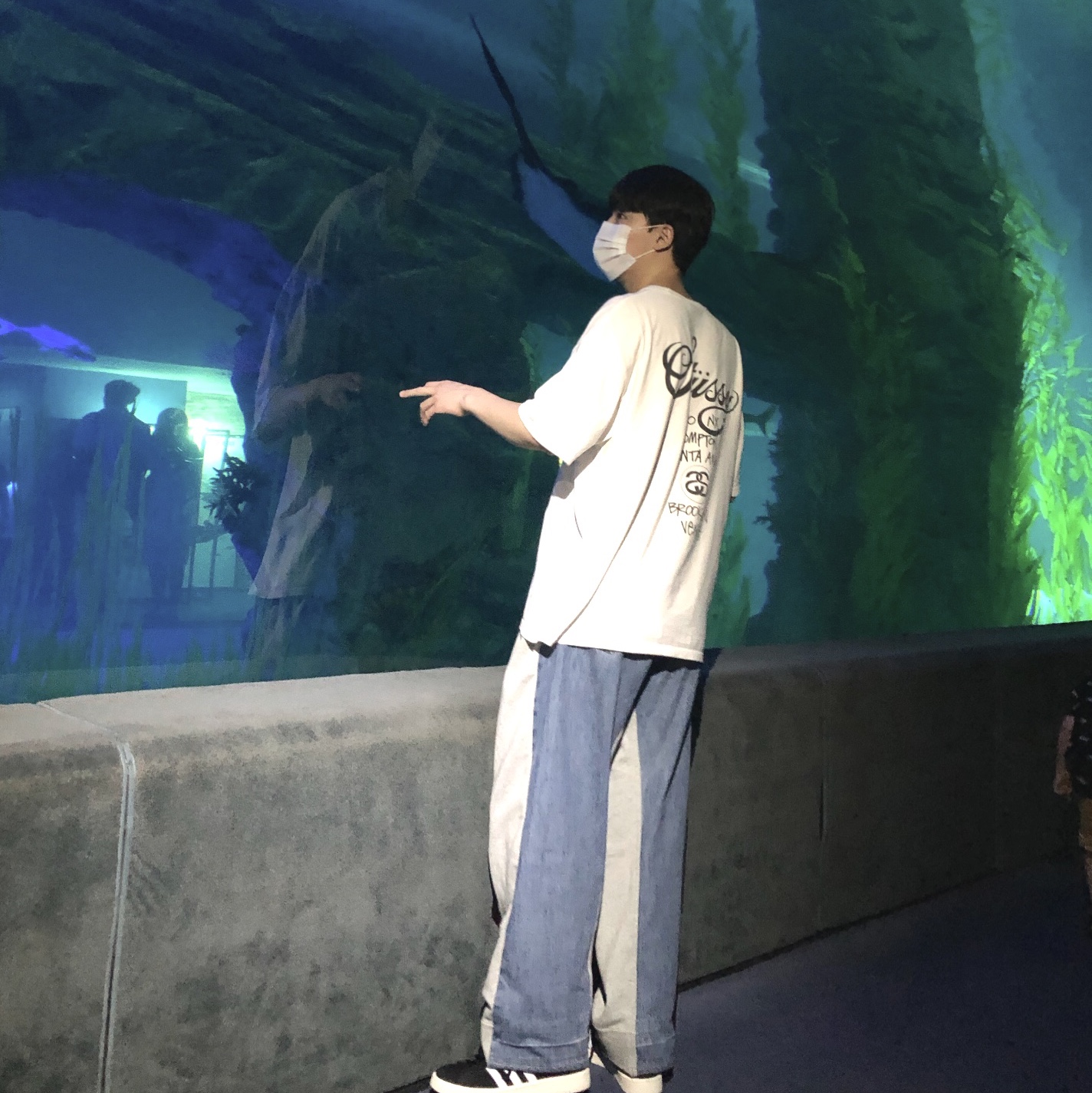 Adidas Campus Black White, Stussy World Tour T-Shirt White 착용 스타일