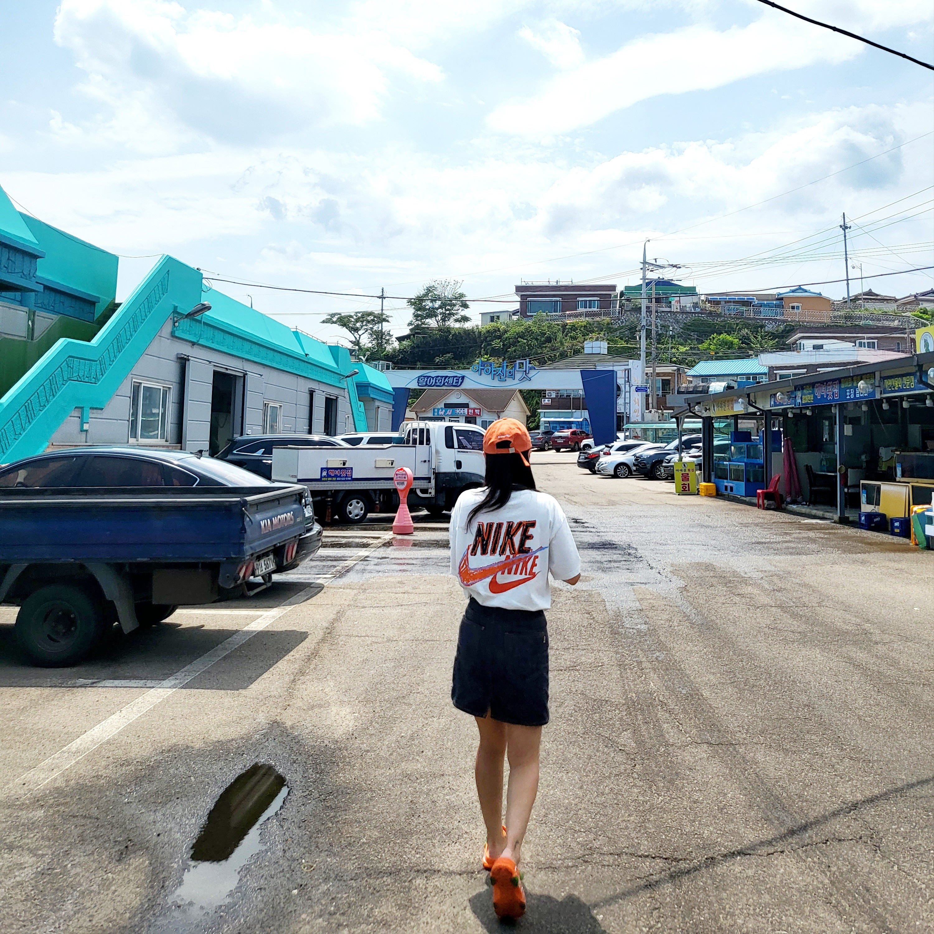 (Kids) Crocs x Anwar Carrots All Terrain Clog Orange, Nike M NRG Dunk '85 T-Shirt Sail - Asia 착용 스타일