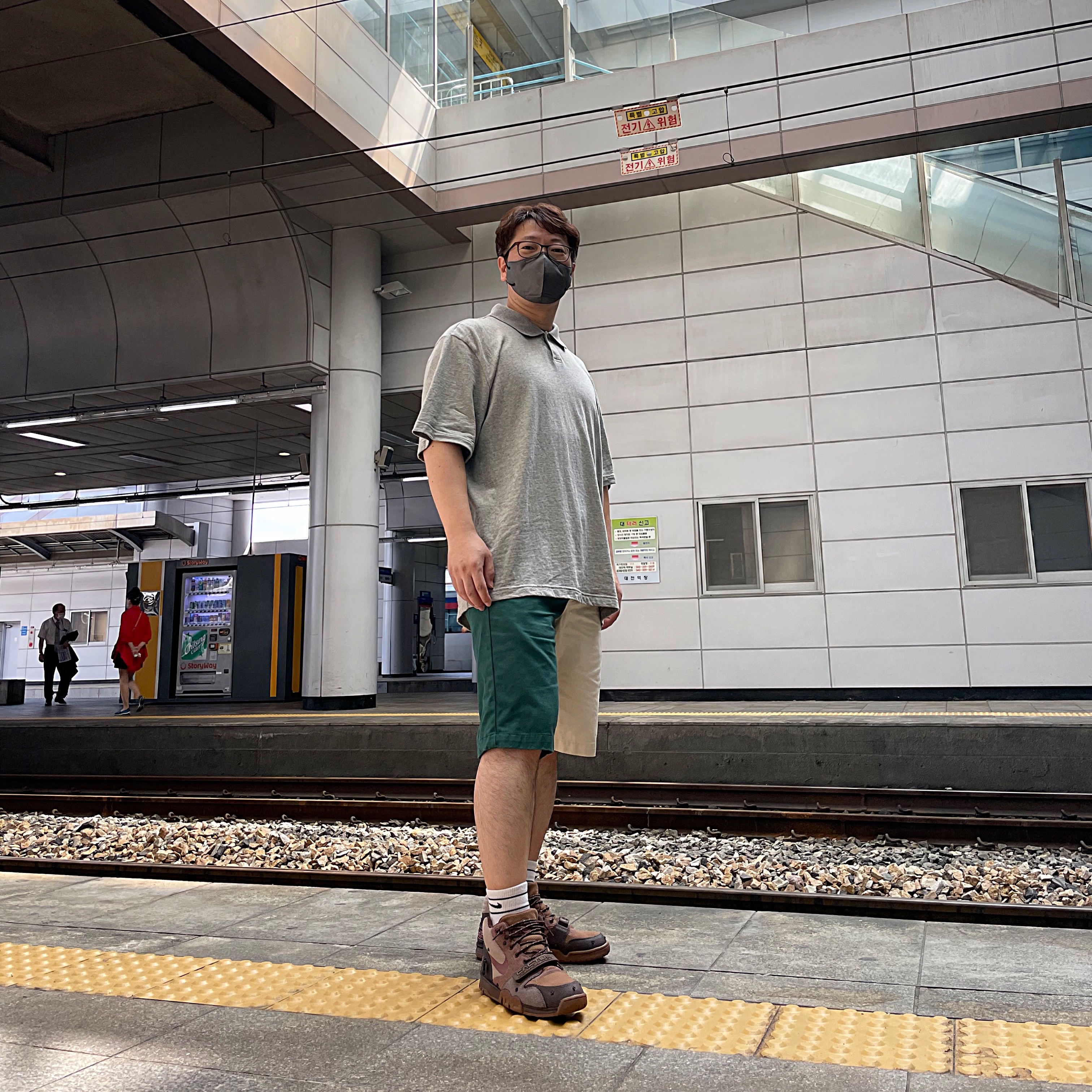 Essentials Short Sleeve Polo Heather Oatmeal - 21SS, Nike x Travis Scott Air Trainer 1 Archaeo Brown and Rust Pink 착용 스타일