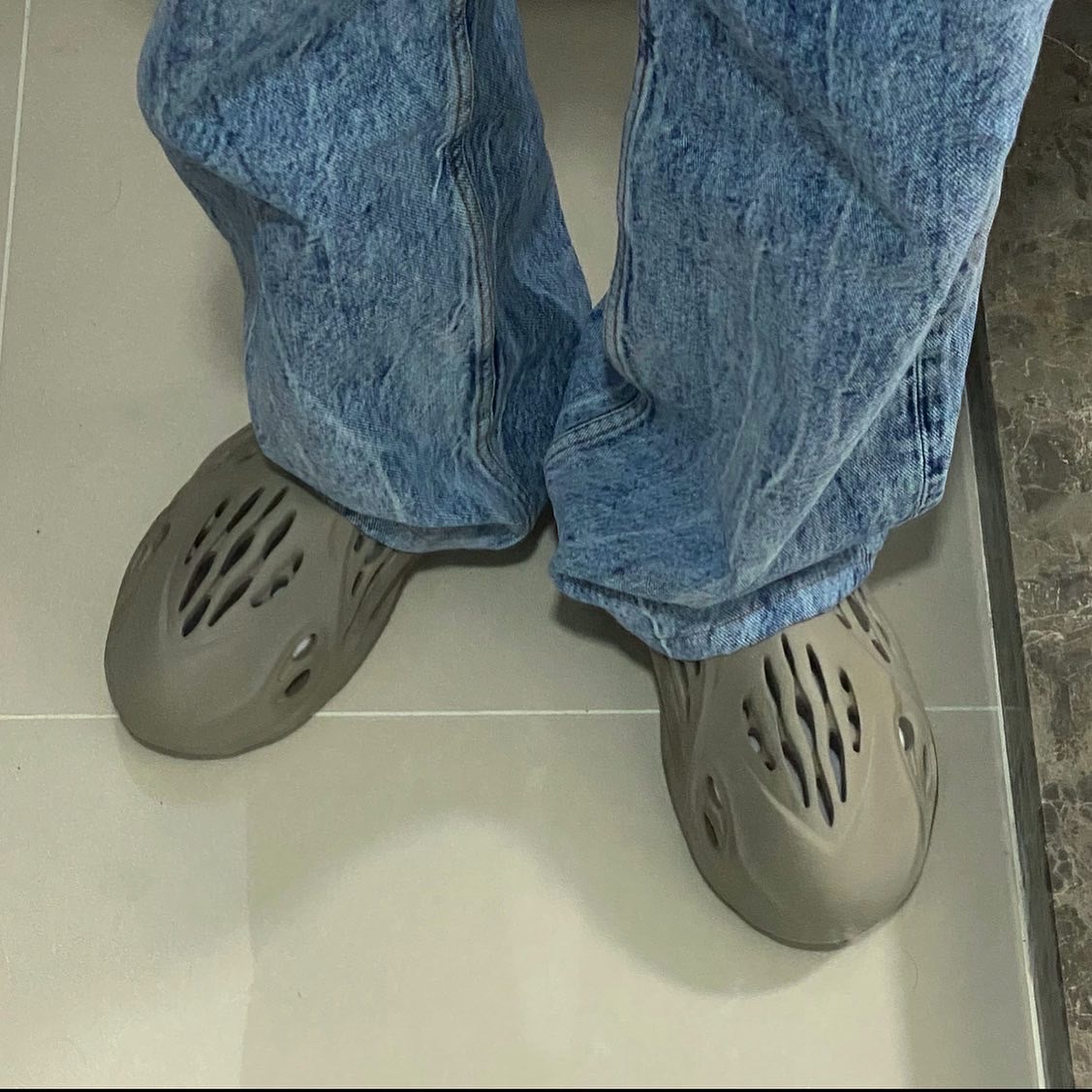 Adidas Yeezy Foam RNNR Stone Sage 착용 스타일 - 1