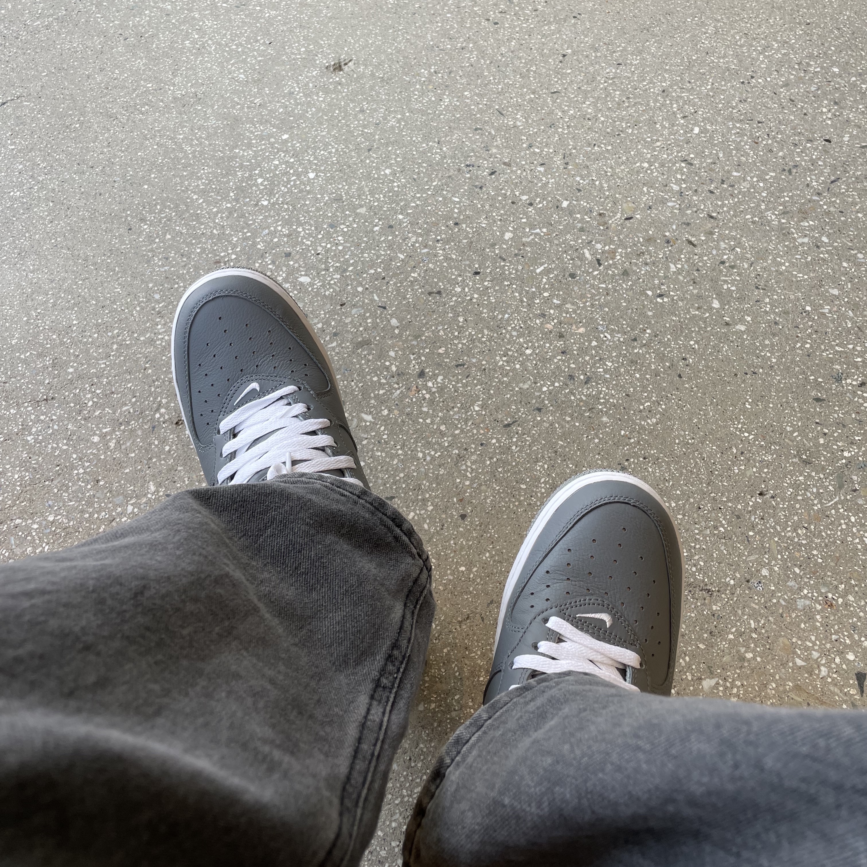 Nike Air Force 1 Mid QS NYC Cool Grey 착용 스타일