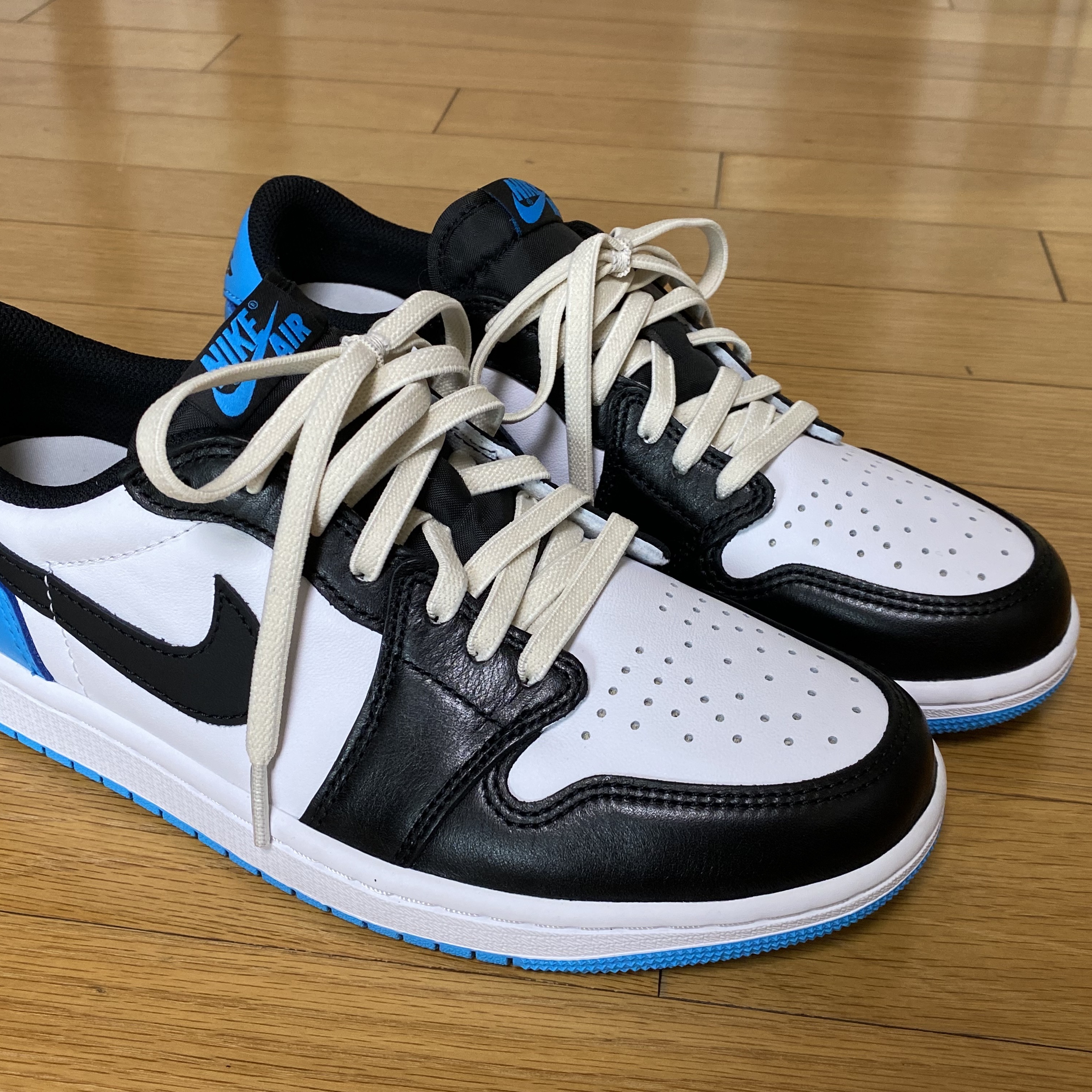 Jordan 1 Retro Low OG Black and Dark Powder Blue 착용 스타일 - 3