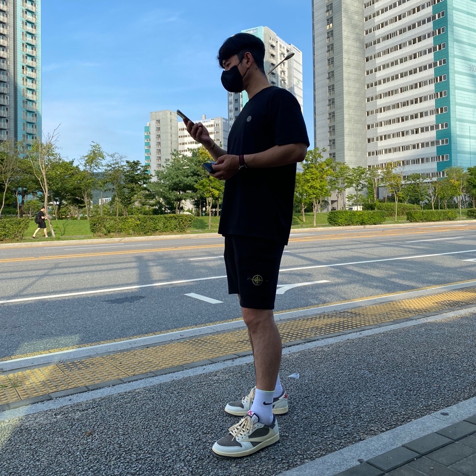 Stone Island 64651 Fleece Bermuda Shorts Black - 22SS, Stone Island 24113 T-Shirt Black - 22SS 착용 스타일